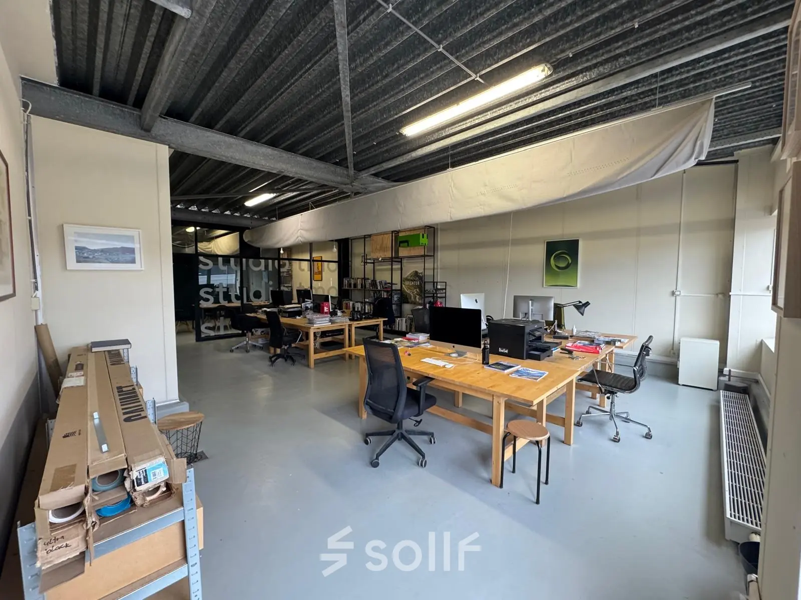 Kantoorruimte op Van Helmontstraat 17-23 in Rotterdam Delfshaven, lichte werkplekken met bureau en stoelen. Ideaal voor het huren van een kantoorpand. Tafels zijn ingericht met computerschermen en kantoorbenodigdheden.