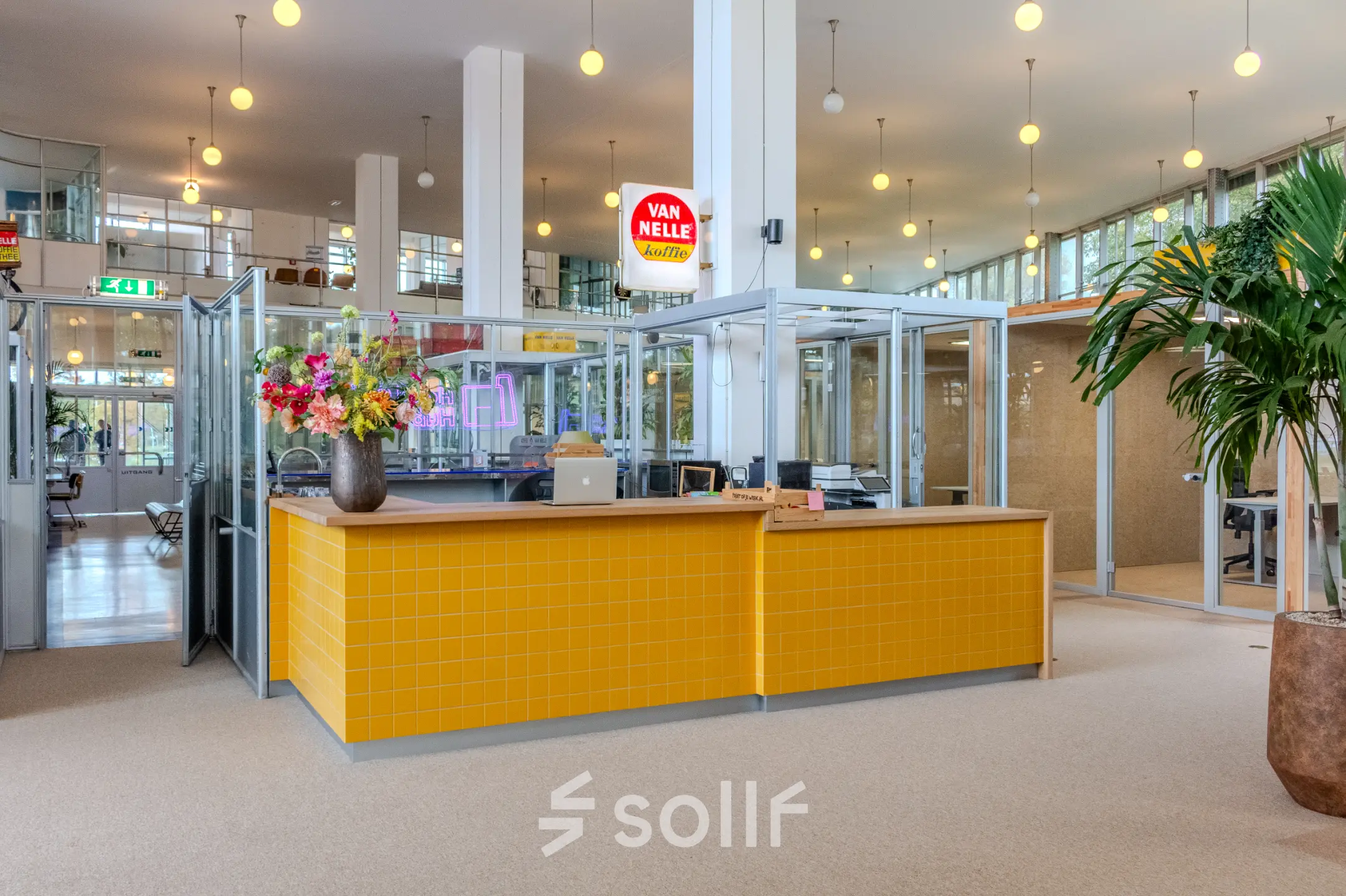 Moderne kantoorruimte huren in een helder kantoorpand op Van Nelleweg 1, Rotterdam Delfshaven. Het interieur met glazen wanden en gele accenten biedt een open workspace vibe.