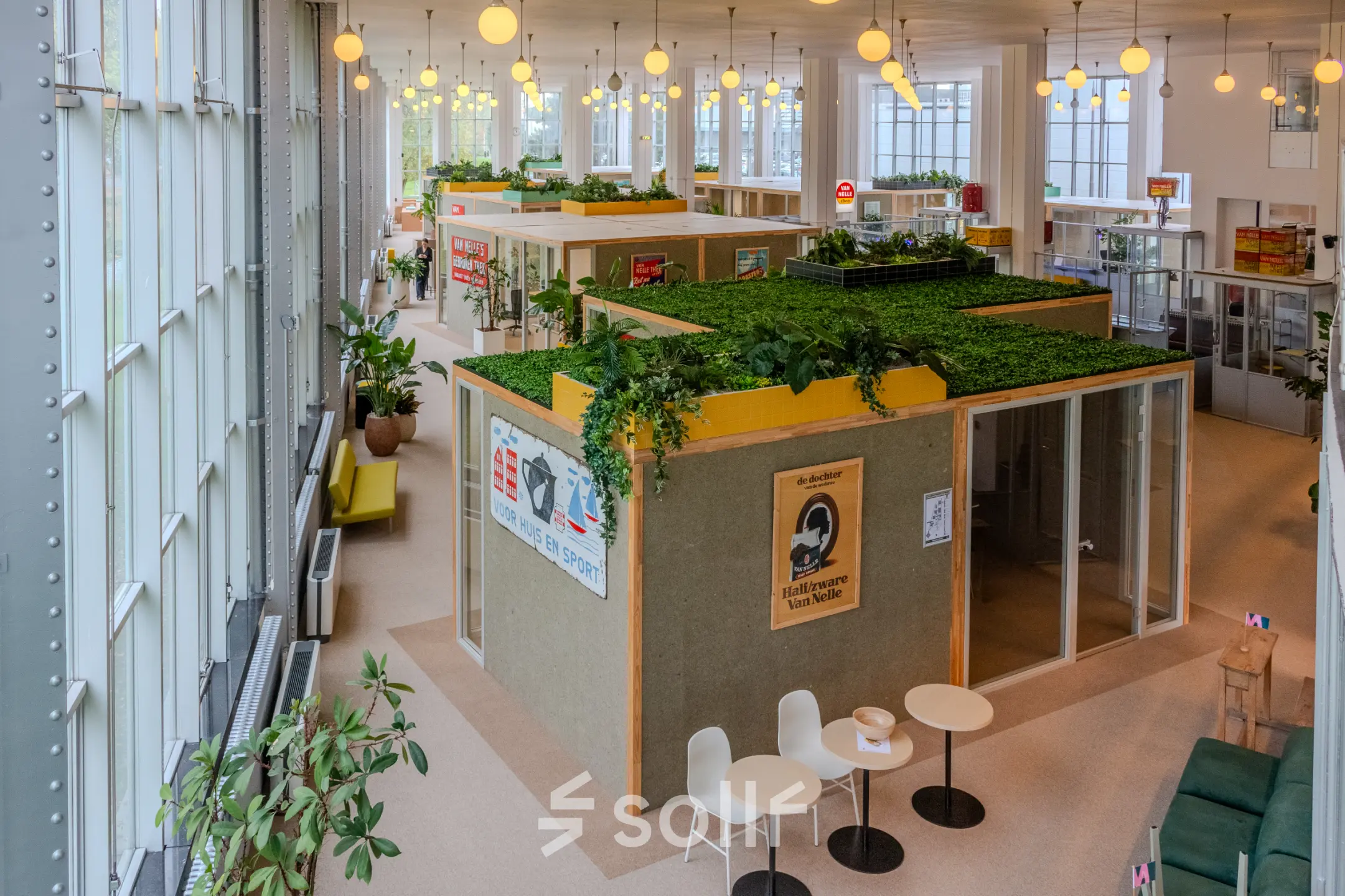 Ruime, lichte kantoorruimte op Van Nelleweg 1, Rotterdam Delfshaven, met moderne, begroeide vergaderruimtes en informele zitplekken voor huren.