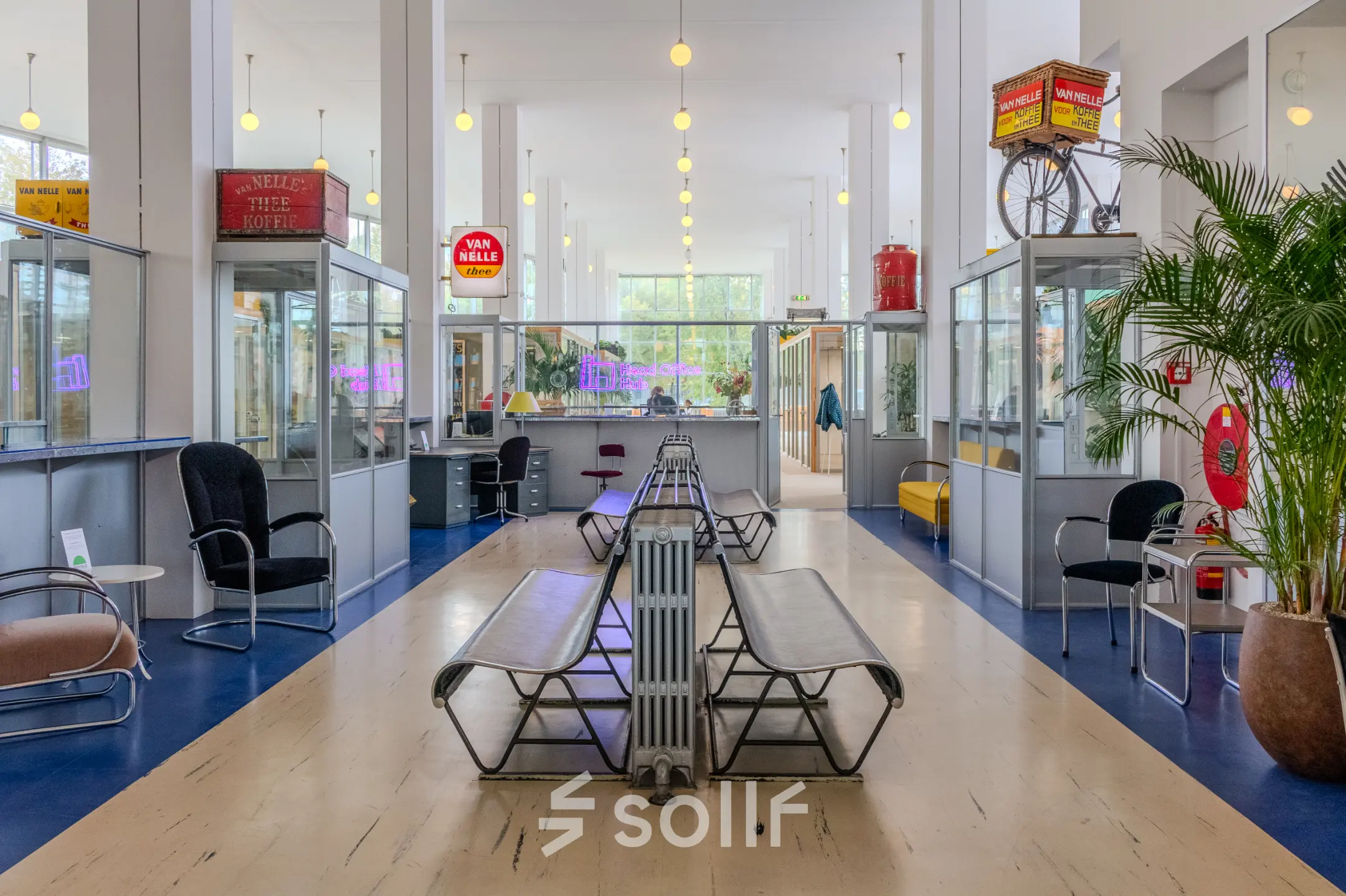 Lichte kantoorpand met klassieke banken en vintage decoratie aan Van Nelleweg 1 in Rotterdam Delfshaven, zonder mensen. Ideale ruimte voor kantoorruimte huren met een retro-touch.