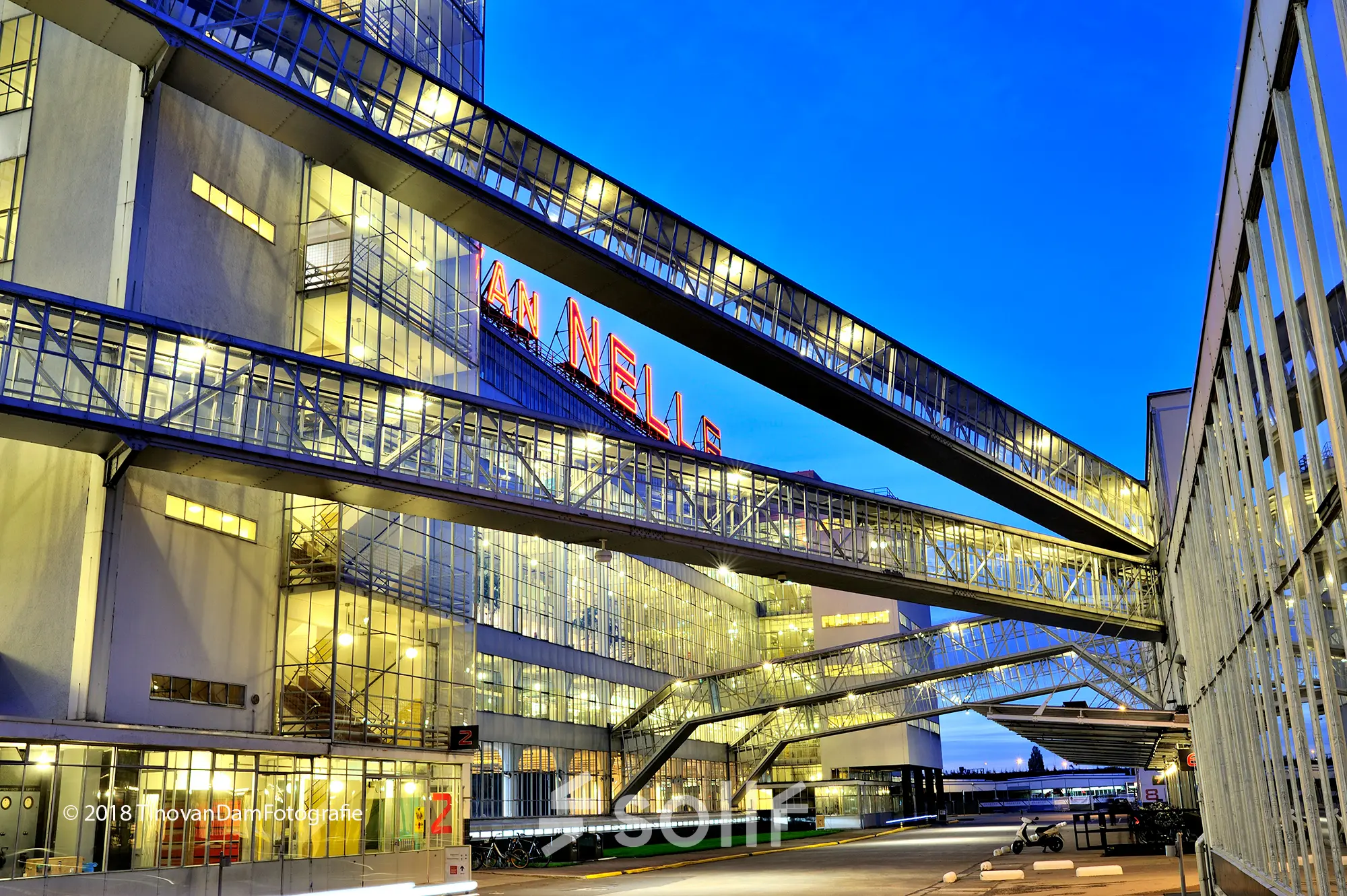 Buitenzijde van het kantoorpand aan Van Nelleweg 1, Rotterdam Delfshaven met opvallende architectuur en grote ramen. Het gebouw is geschikt voor kantoorruimte huren.