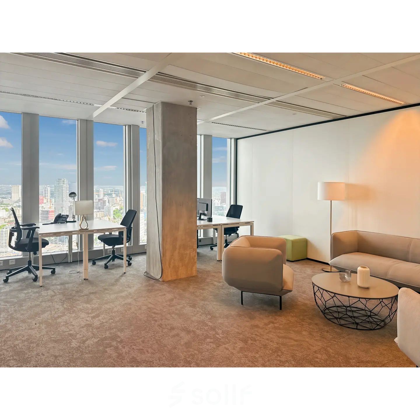 Moderne kantoorruimte met comfortabele zithoek en werkplekken, ideaal voor wie kantoorruimte wil huren op Wilhelminakade 173, Rotterdam Kop van Zuid.