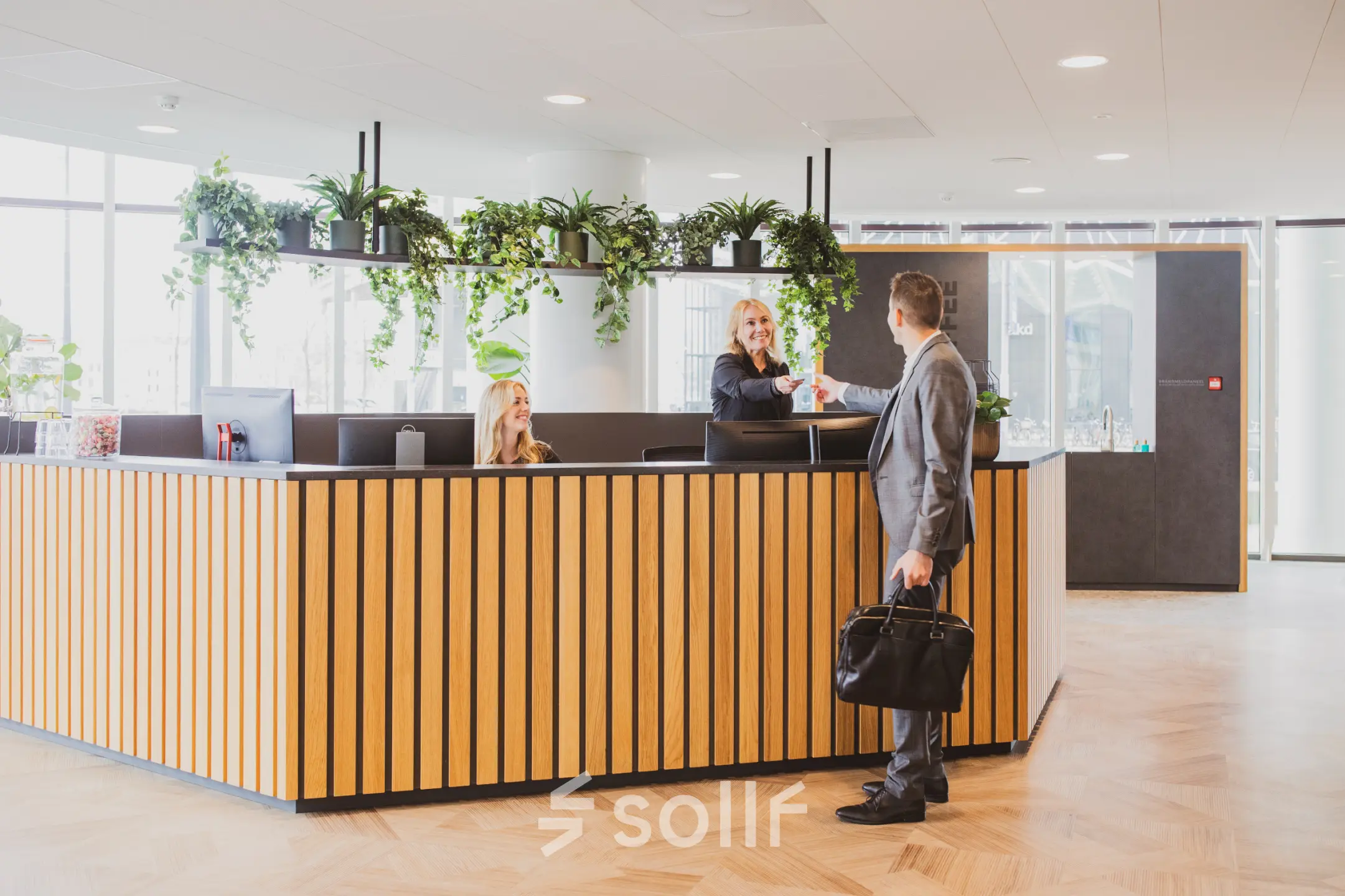 Moderne receptie in kantoorpand op Wilhelminaplein 1-40, Rotterdam Kop van Zuid, met vriendelijk personeel dat bezoekers verwelkomt. Ideaal voor kantoorruimte huren in een dynamische omgeving.