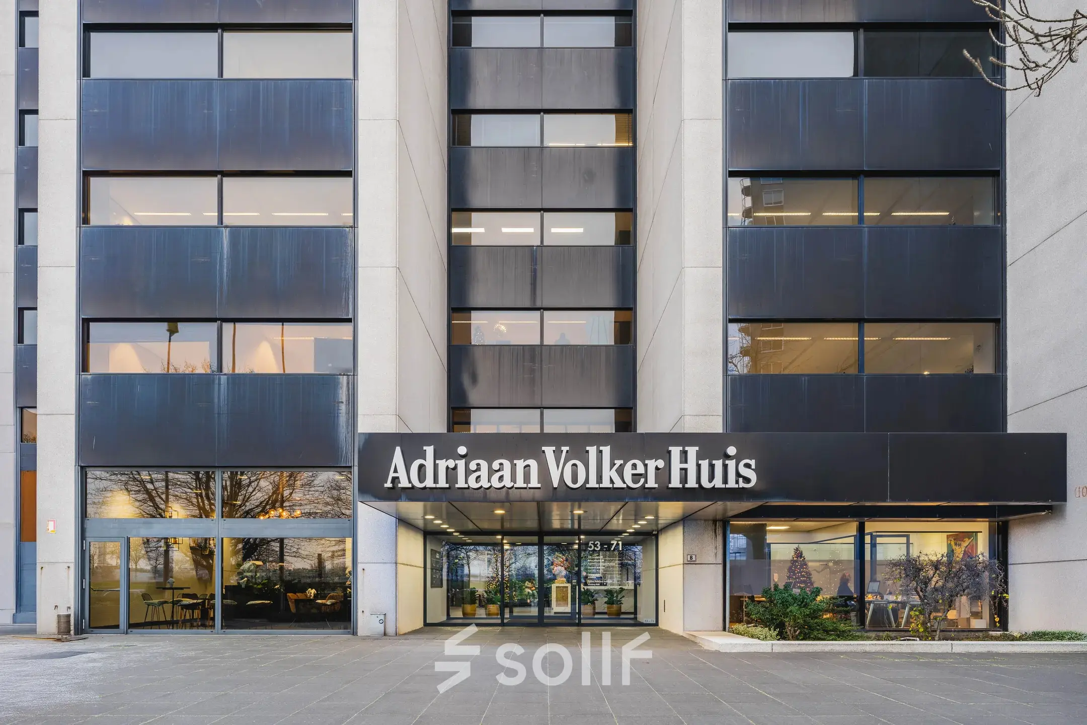 Exterieur van een modern kantoorpand aan de Oostmaaslaan 71 in Rotterdam Kralingen, met grote ramen en een uitnodigende entree voor kantoorruimte huren.