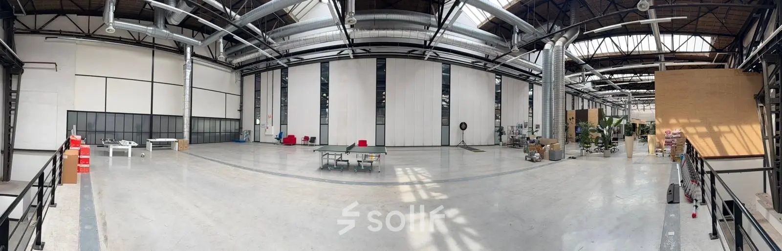 Ruime en industriële kantoorpand aan de Scheepsbouwweg 29 in Rotterdam Waalhaven met veel daglicht. Ideaal voor werkruimtes. Potentiële optie voor kantoorruimte huren. Enkele meubels en planten zijn aanwezig.