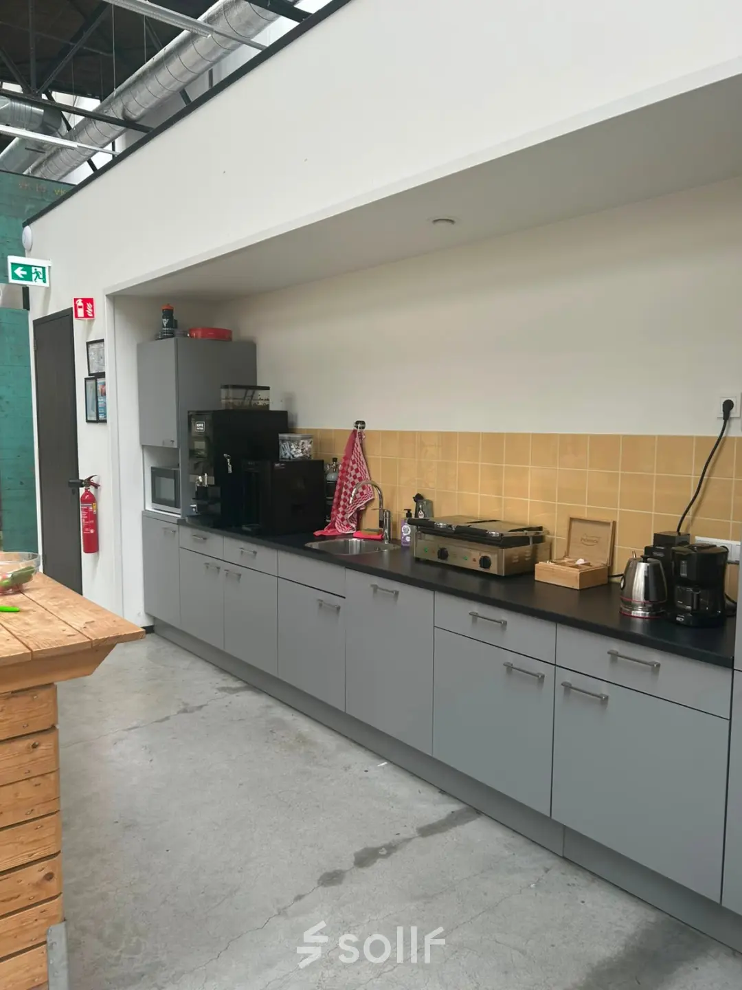 Een strak ingerichte pantry bij een kantoorpand op Scheepsbouwweg 29, Rotterdam Waalhaven. Deze kantoorruimte huren biedt moderne voorzieningen met een keurige koffiemachine en aanrecht. Ideaal voor ontspannen pauzes tijdens je werkdag.