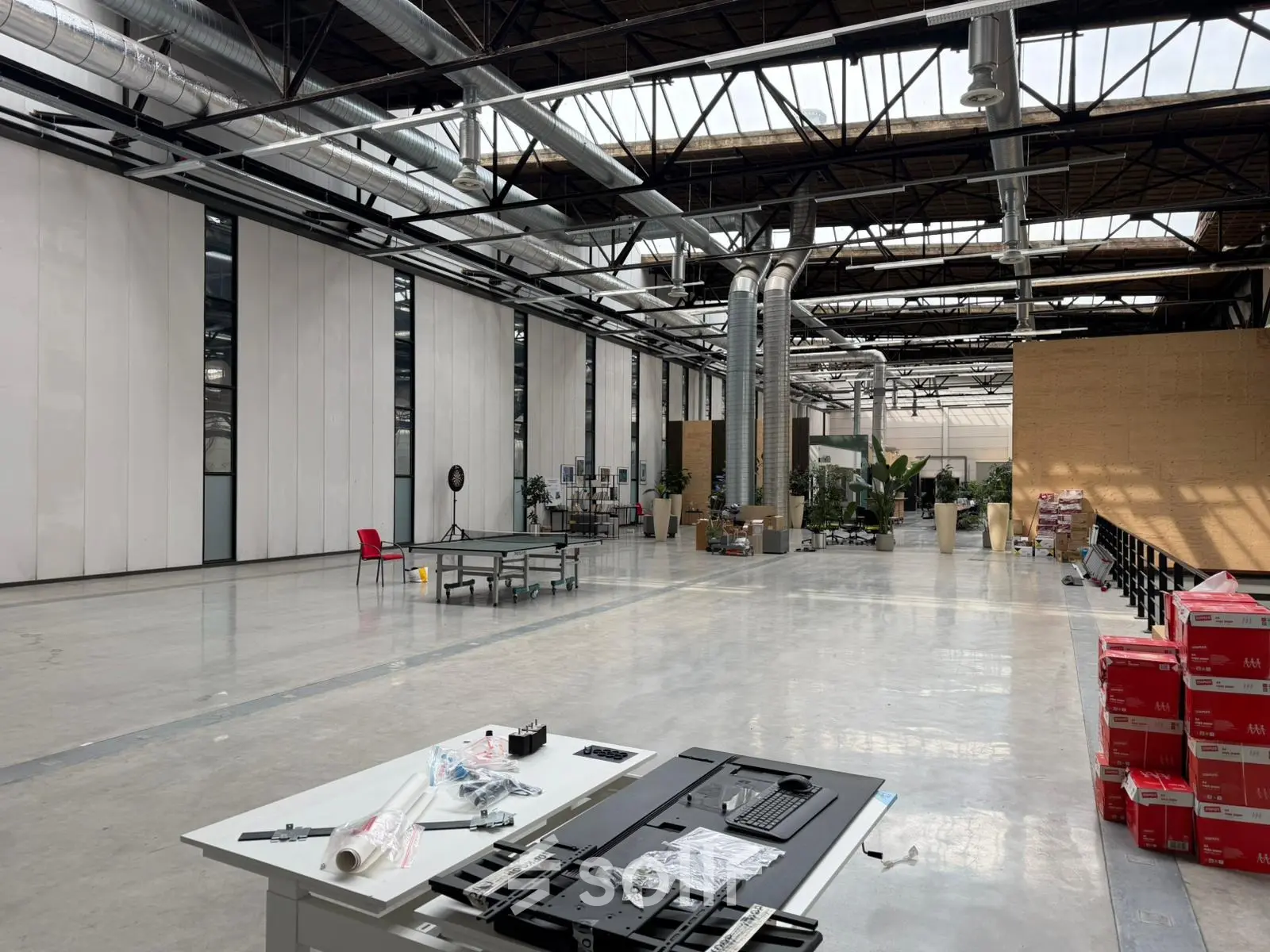 Uitgestrekt kantoorpand op Scheepsbouwweg 29, Rotterdam Waalhaven. Ruimte met hoge plafonds en natuurlijke verlichting, ideaal voor kantoorruimte huren. Het interieur is minimalistisch en nodigt uit tot creatieve indeling.