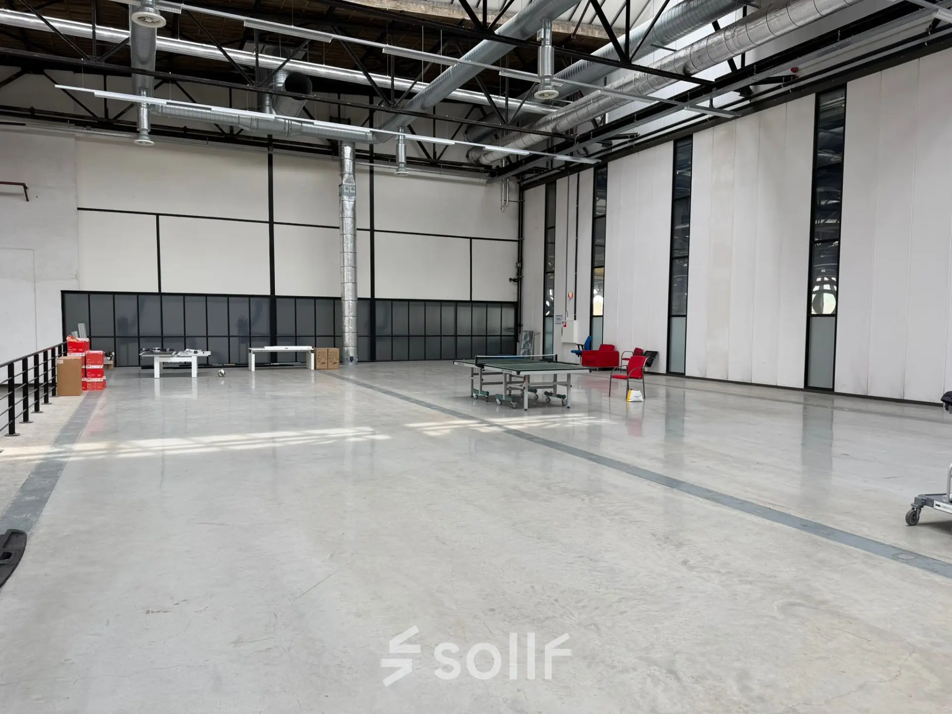 Ruime kantoorpand op Scheepsbouwweg 29, Rotterdam Waalhaven met hoge plafonds en enkele meubels, geschikt voor kantoorruimte huren.