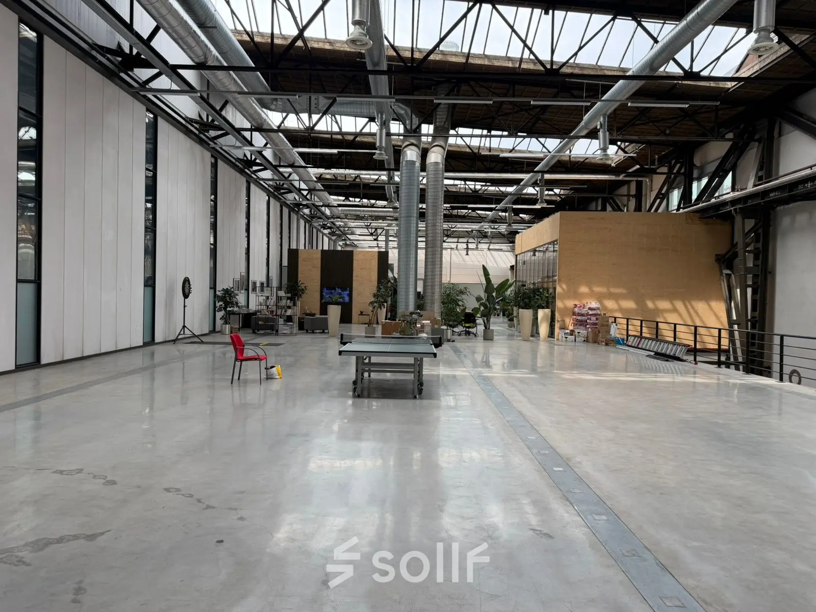 Ruime kantoorpand te huren op Scheepsbouwweg 29, Rotterdam Waalhaven met een open vloerplan en moderne faciliteiten.