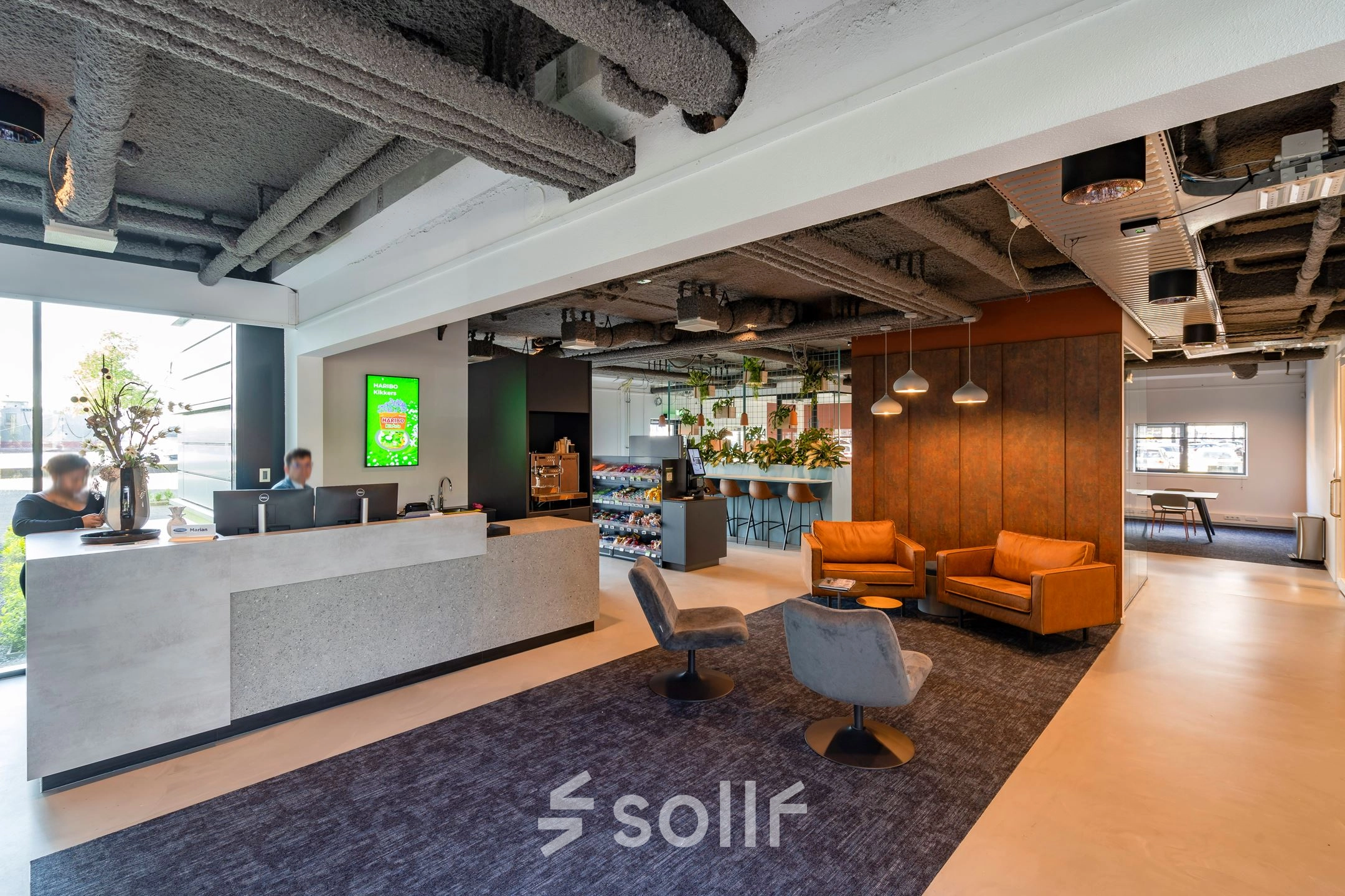 Moderne kantoorlounge in kantoorpand op Waalhaven O.z. 85, Rotterdam Waalhaven, met receptiebalie, sfeerverlichting en comfortabele zitruimte. Ideale plek voor kantoorruimte huren met aangename werkomgeving.