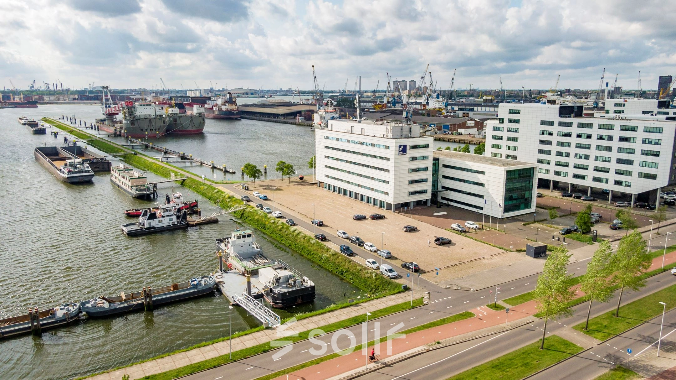 Kantoorpand aan Waalhaven O.z. 85 in Rotterdam Waalhaven met uitzicht over de haven en diverse schepen aan de kade. Ruime parkeergelegenheid voor het gebouw.