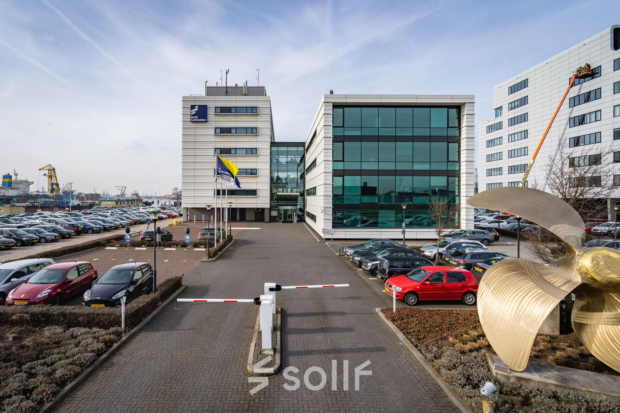 Exterieur van een modern kantoorpand aan de Waalhaven O.z. 85 in Rotterdam met ruime parkeergelegenheid en opvallende glazen gevels.