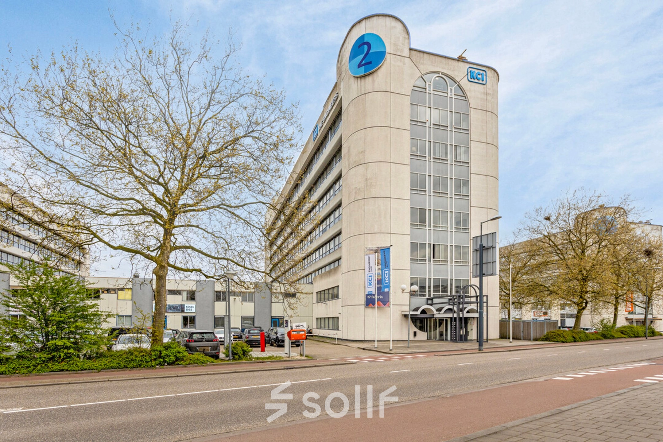 Kantoorpand gelegen aan de Brauwweg 52-66, Schiedam, met moderne architectuur. Ideaal voor bedrijven die kantoorruimte willen huren. De buitenkant heeft een strak design met grote ramen voor veel natuurlijk licht.