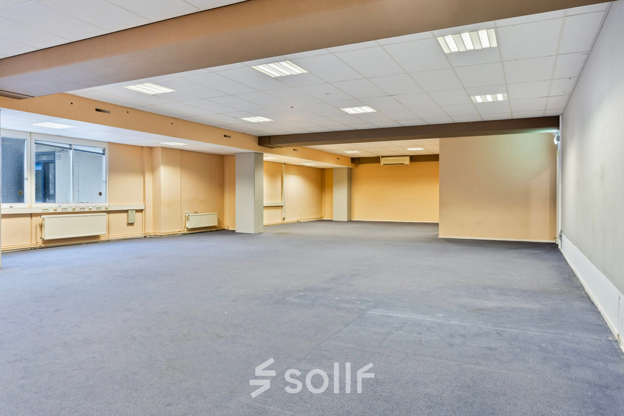 Ruime, open kantoorruimte op de Brauwweg 52-66 in Schiedam, ideaal voor wie een flexibele werkplek wil huren. Grote ramen en verlichting zorgen voor een lichte en uitnodigende omgeving.
