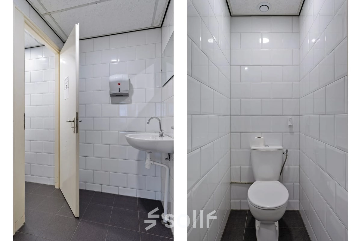 Kantoortoilet bij de Brauwweg 52-66 in Schiedam, voorzien van een toilet, wastafel en tegelwanden, geschikt voor gebruik tijdens kantoorruimte huren.