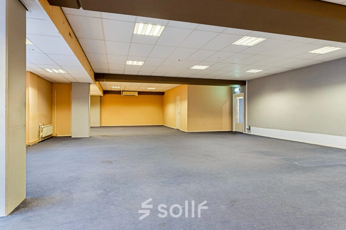Ruime, onaangepaste kantoorruimte te huur aan de Brauwweg 52-66 in Schiedam, geschikt voor diverse indelingen. Voorzien van neutrale vloerbedekking en lichte muren.