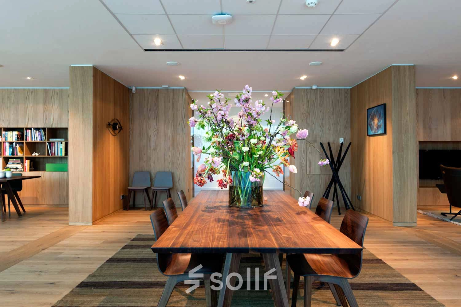 Kantoorruimte huren op Schiphol Airport met een gemeubileerd interieur, houten tafel en stoelen, geschikt voor werk of vergaderingen. Locatie: Evert van de Beekstraat 354.