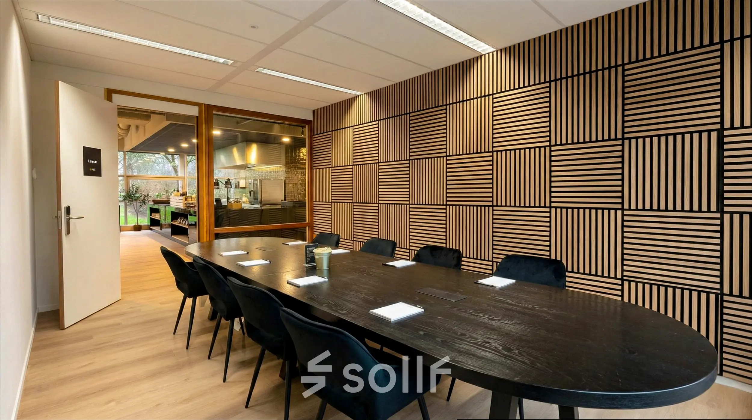 Moderne vergaderruimte in kantoorpand Boeing Avenue 1-19, Schiphol Rijk met houten muren, een lange zwarte tafel en gestoffeerde stoelen.