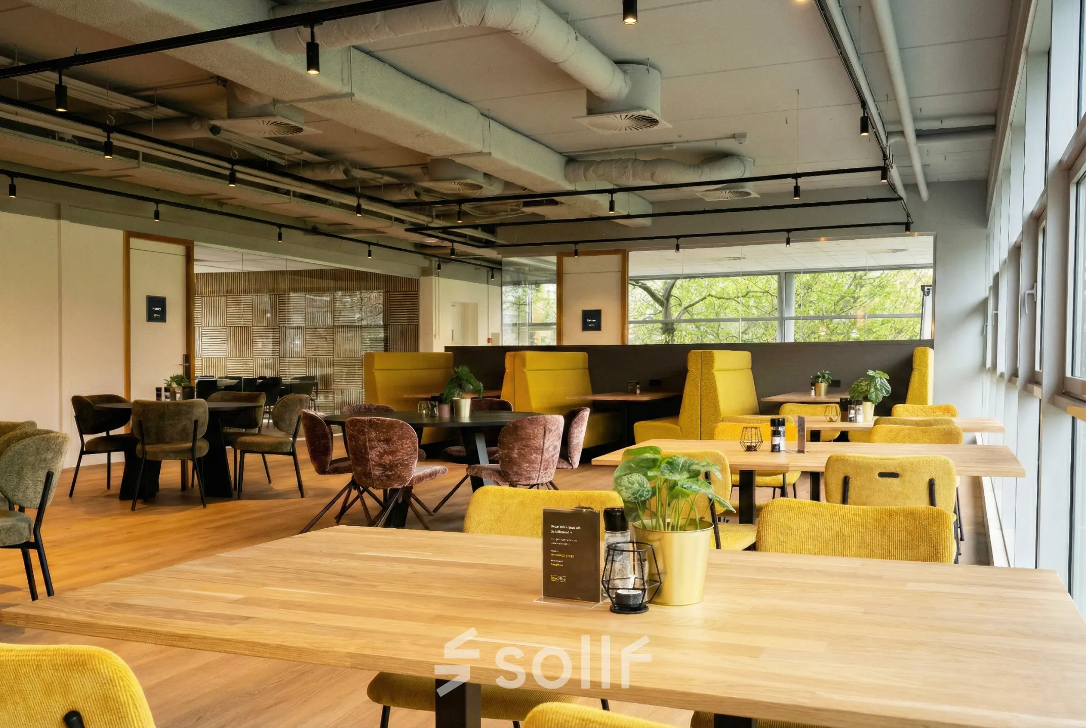 Ruime en moderne kantoorruimte in Schiphol Rijk met meerdere zithoeken en houten tafels. Ideaal voor vergaderingen en werkonderbrekingen. Natuurlijk licht stroomt binnen door grote ramen. Perfect om een kantoorruimte te huren.