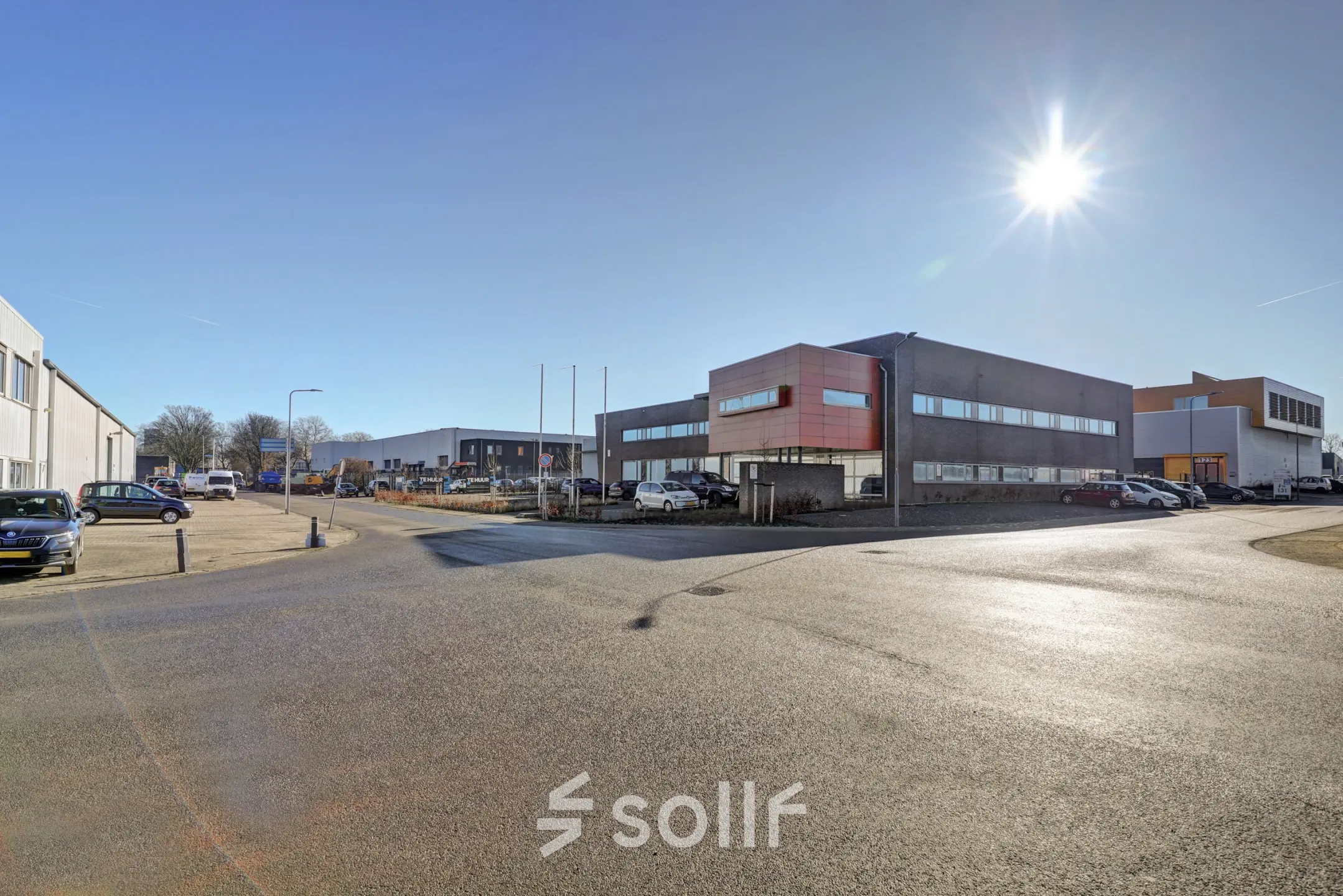 Buitenzijde van een kantoorpand op Fischerpad 106 in Sittard onder een heldere hemel. Het kantoorgebouw straalt een moderne en functionele uitstraling uit.