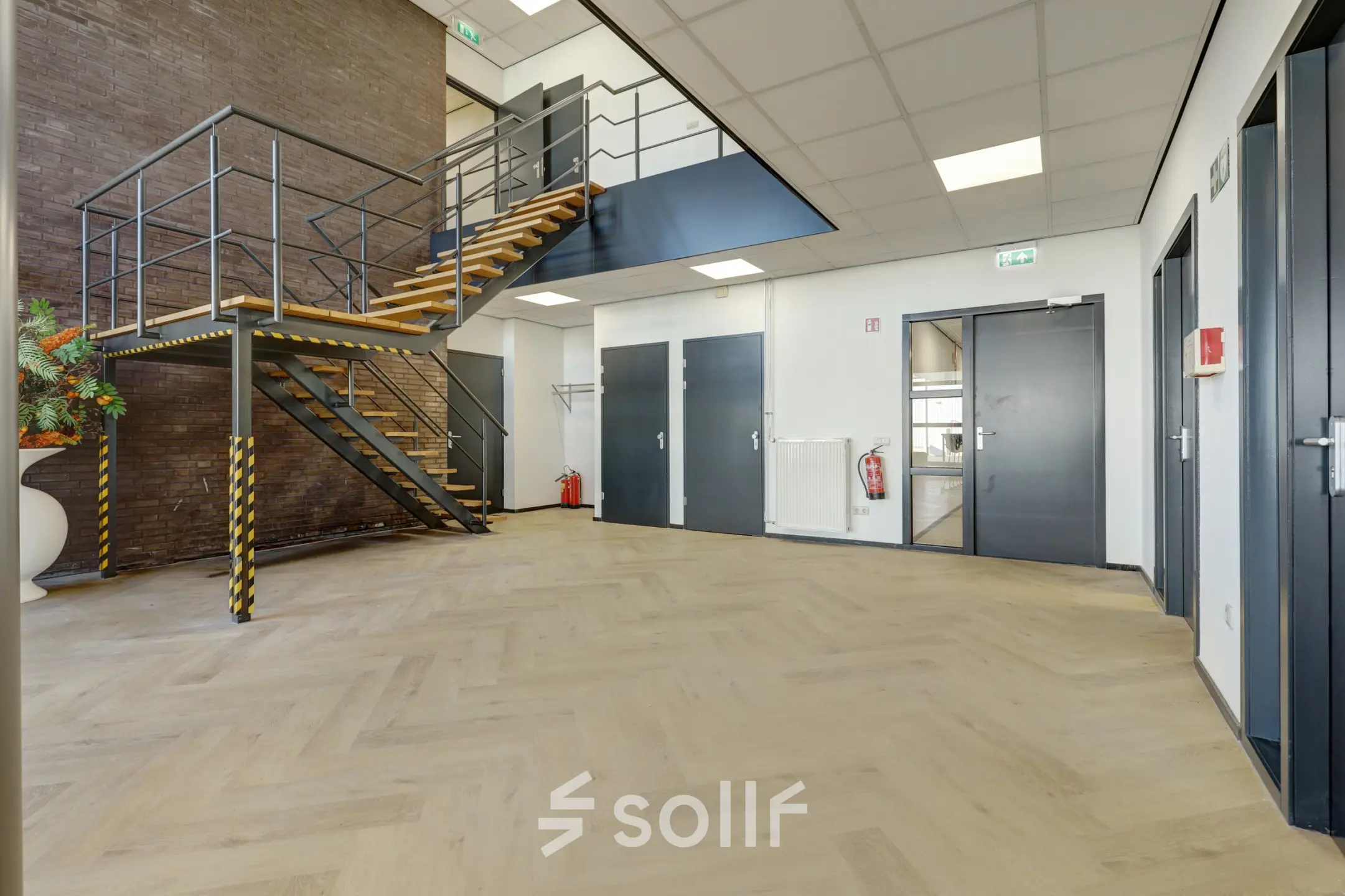 Modern kantoorpand op Fischerpad 106 in Sittard met strakke trap en lichte houten vloer. Veelzijdige ruimte voor kantoorruimte huren met meerdere toegangspunten.