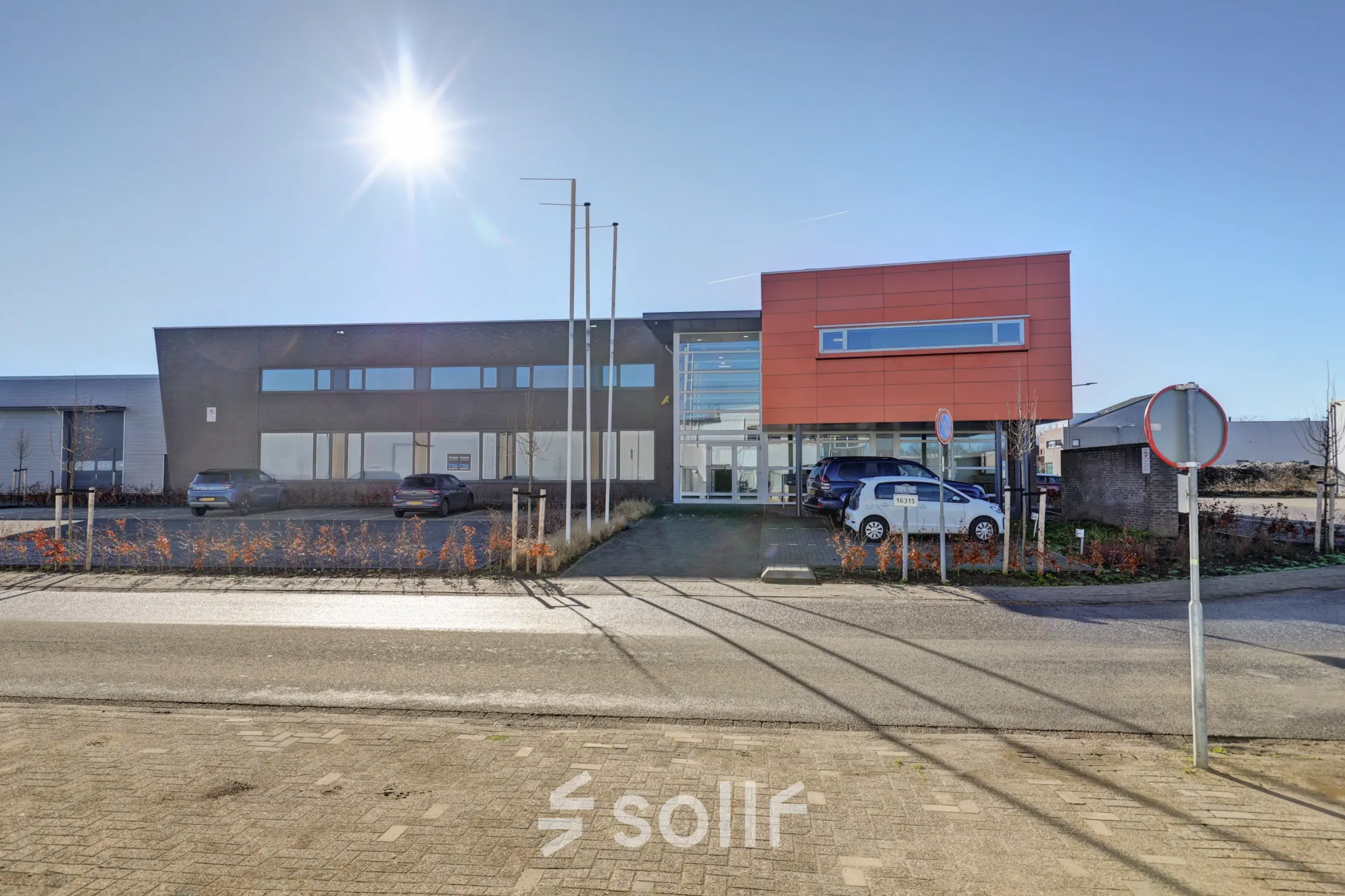 Modern kantoorpand te huur op Fischerpad 106 in Sittard, met een strakke gevel en parkeergelegenheid voor de deur.