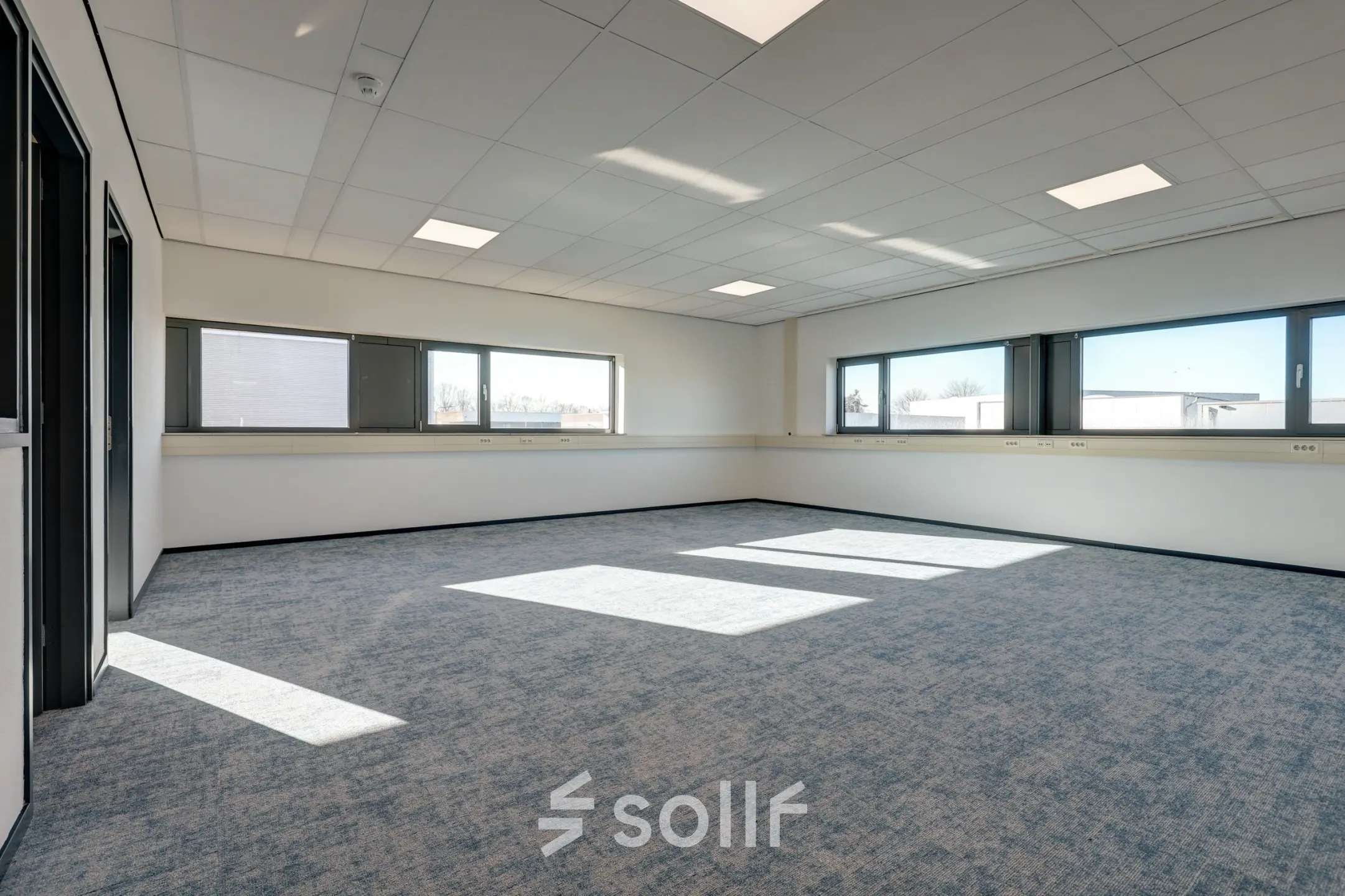 Lichte, ruime kantoorruimte te huur op Fischerpad 106 in Sittard, met grote ramen en moderne lichte vloeren. Perfect voor het creëren van een inspirerende werkplek.