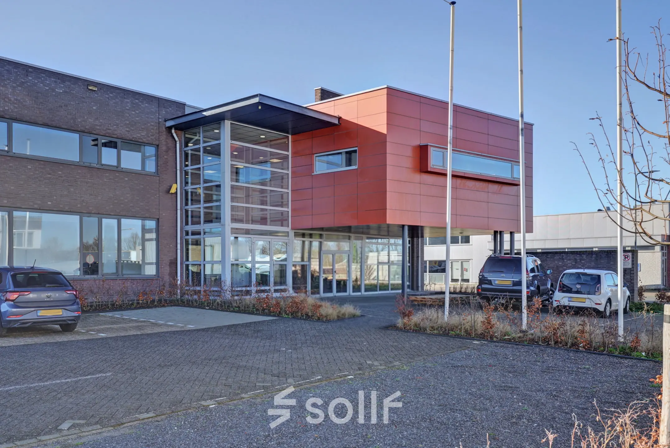 Exterieur van een kantoorpand aan het Fischerpad 106 in Sittard, met parkeerplaatsen en moderne architectuur. Kantoorruimte huren mogelijk in dit opvallende gebouw.