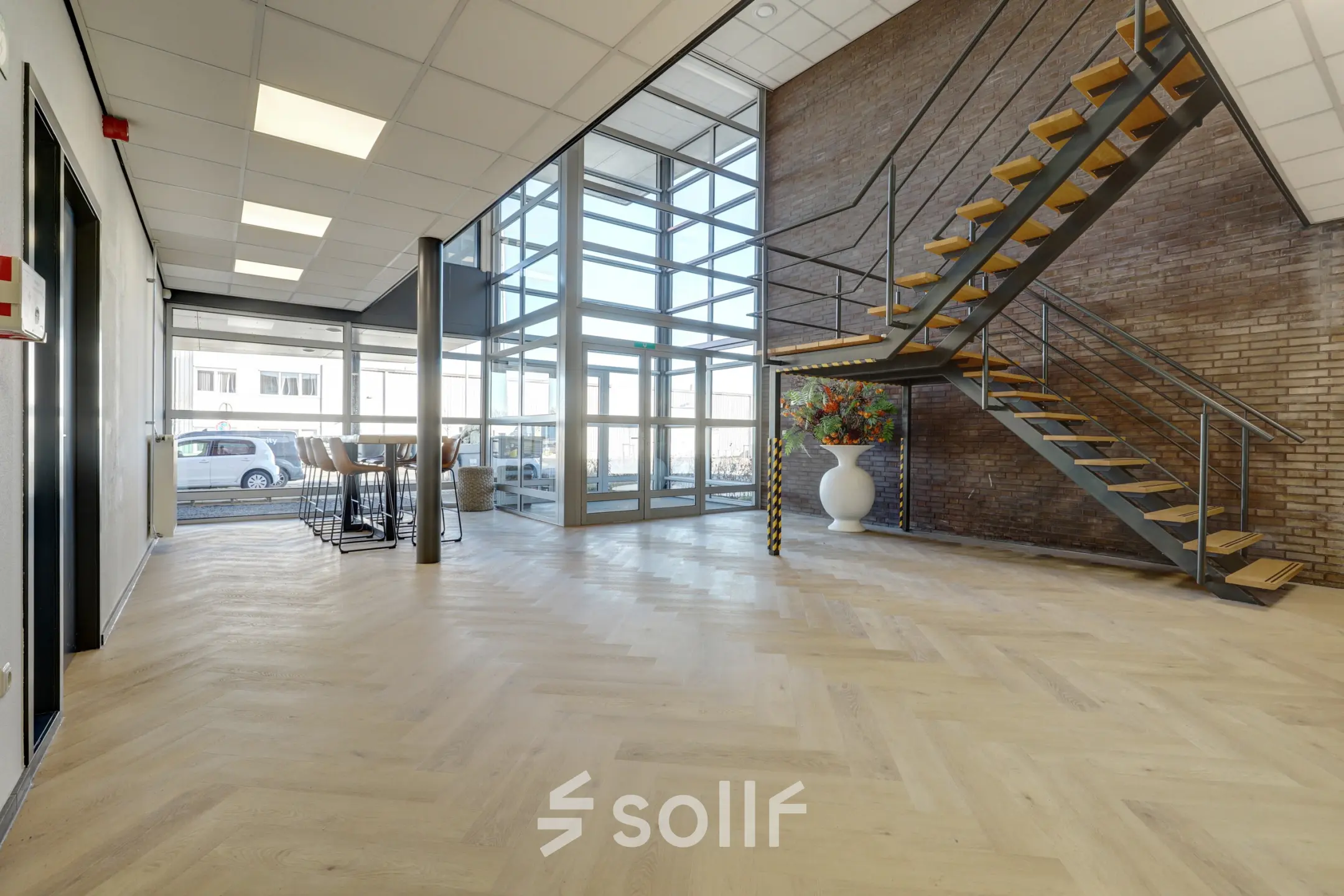 Moderne kantooringang op Fischerpad 106, Sittard, met een open trap en glaswanden. Geschikt voor wie kantoorruimte wil huren in een stijlvol kantoorpand.