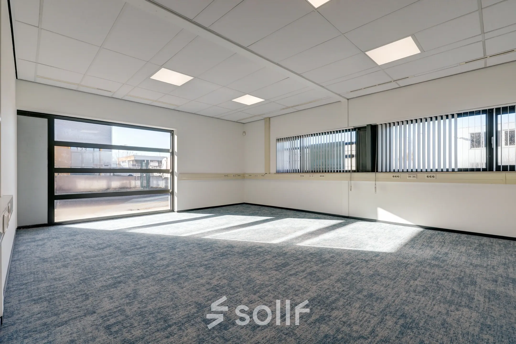 Heldere kantoorruimte op Fischerpad 106 in Sittard, perfect voor het huren van een moderne werkplek in een ruim en licht kantoorpand.