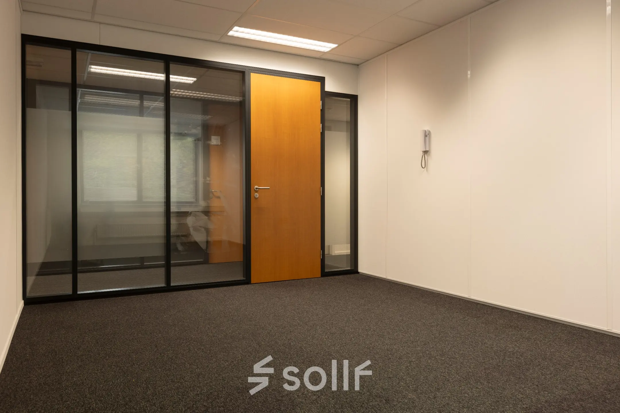 Lichte kantoorruimte in Spijkenisse met glazen wand en houten deur, ideaal voor wie kantoorruimte wil huren op Curieweg 9.