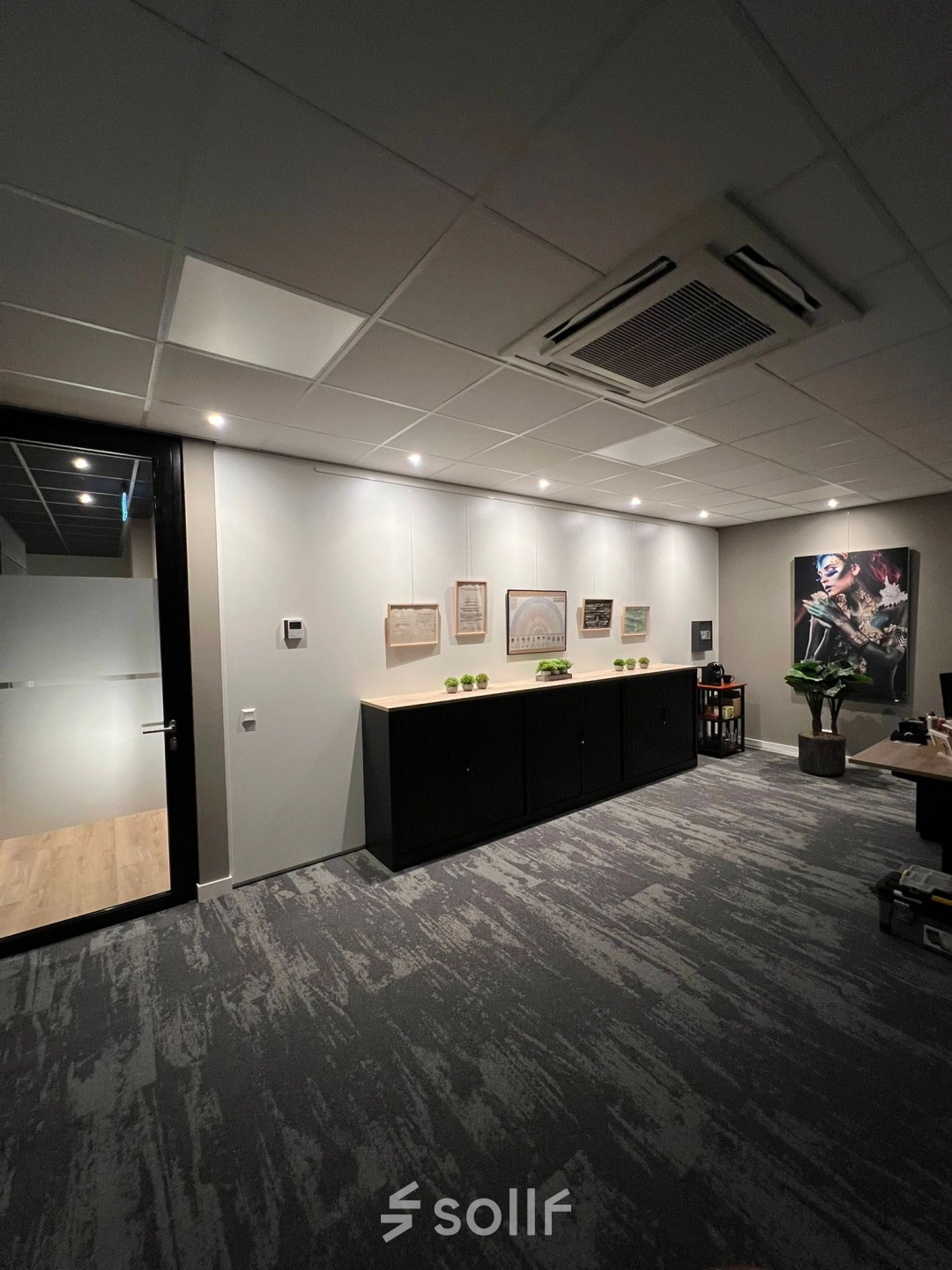 Interieur van kantoorpand op Kapitein Rondairestraat 8 in Tilburg met moderne inrichting, kunstwerken aan de muur en een strakke, zakelijke uitstraling. Ideaal voor kantoorruimte huren.