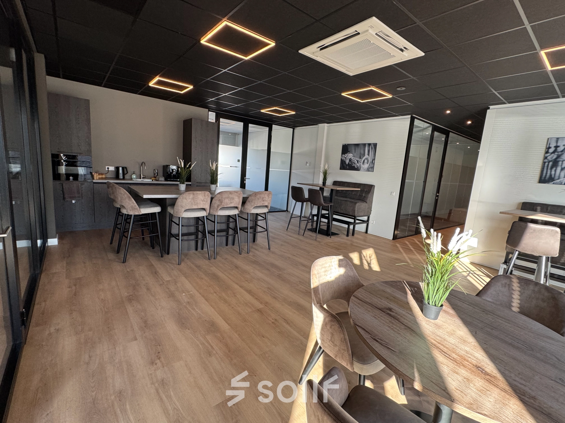 Moderne en goed verlichte kantoorruimte huren op Kapitein Rondairestraat 8 in Tilburg, met stijlvolle meubels en een open indeling, ideaal voor werk en vergaderingen.