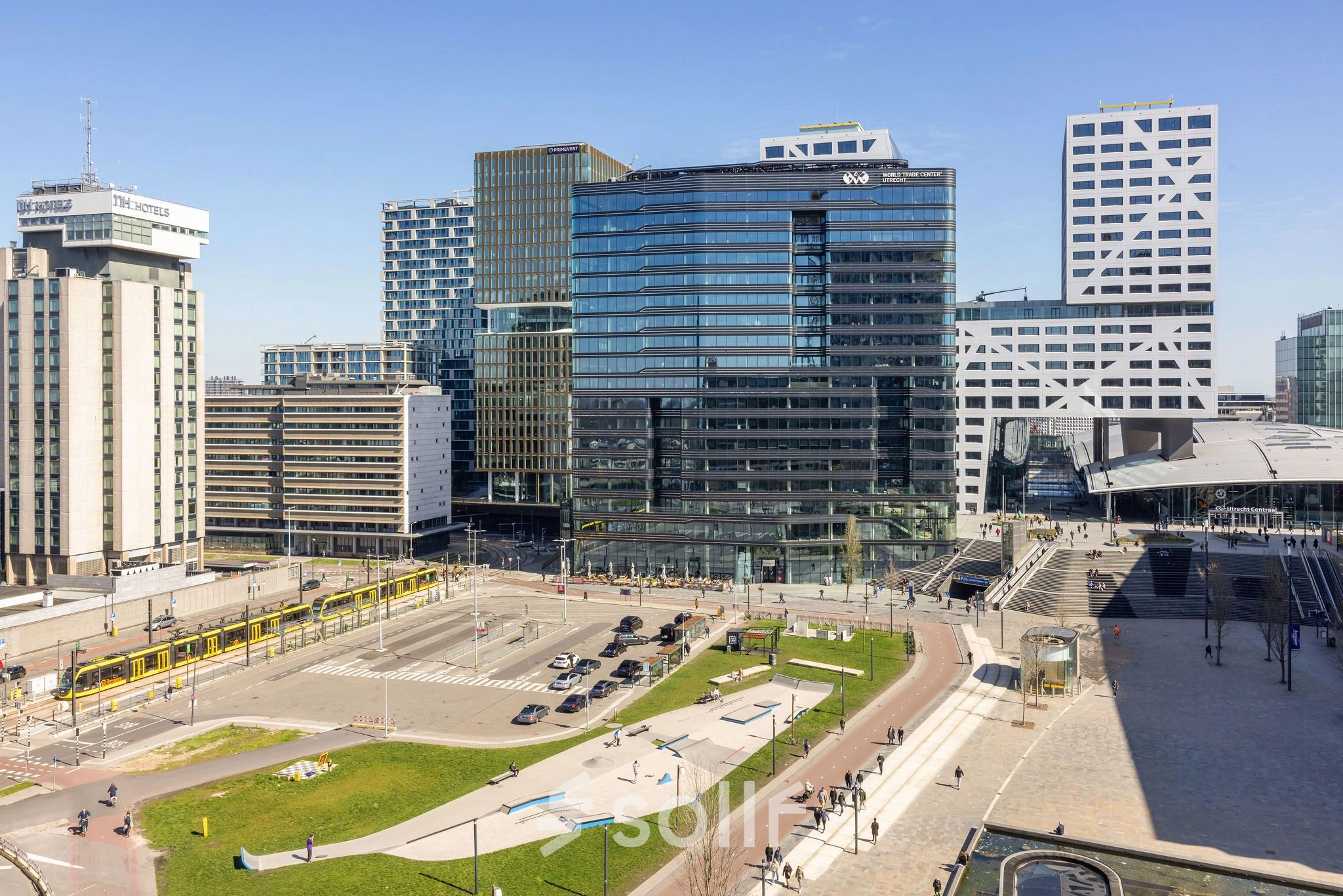 Kantoorpand op Jaarbeursplein 22 in Utrecht, gelegen naast Utrecht Centraal Station, geschikt voor kantoorruimte huren. Modern exterieur met grote ramen en nabij openbaar vervoer.