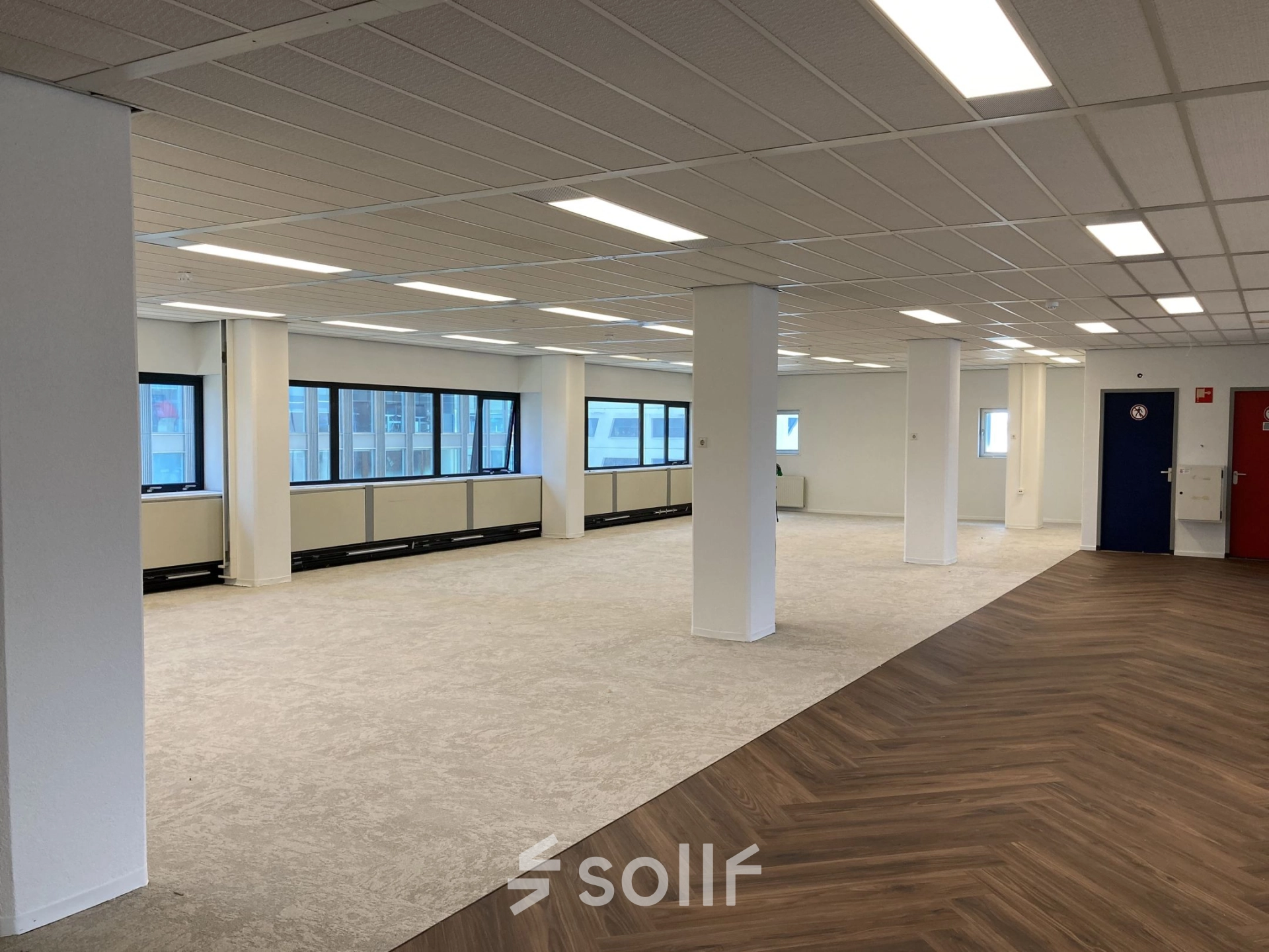Ongemeubileerde kantoorruimte te huur in kantoorpand op Jaarbeursplein 22, nabij Utrecht Centraal Station. Veel daglicht door grote ramen, geschikt voor diverse inrichtingen.