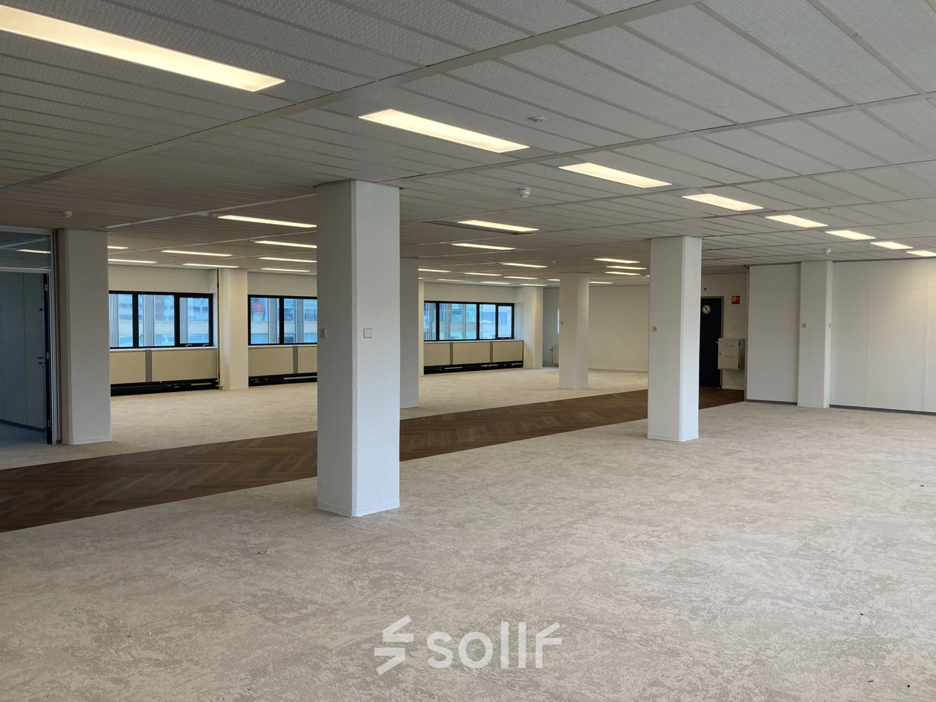 Ruime, lichte kantoorruimte te huur op Jaarbeursplein 22, Utrecht Centraal Station. Grote ramen en open indeling bieden volop mogelijkheden voor bedrijfsinrichting.