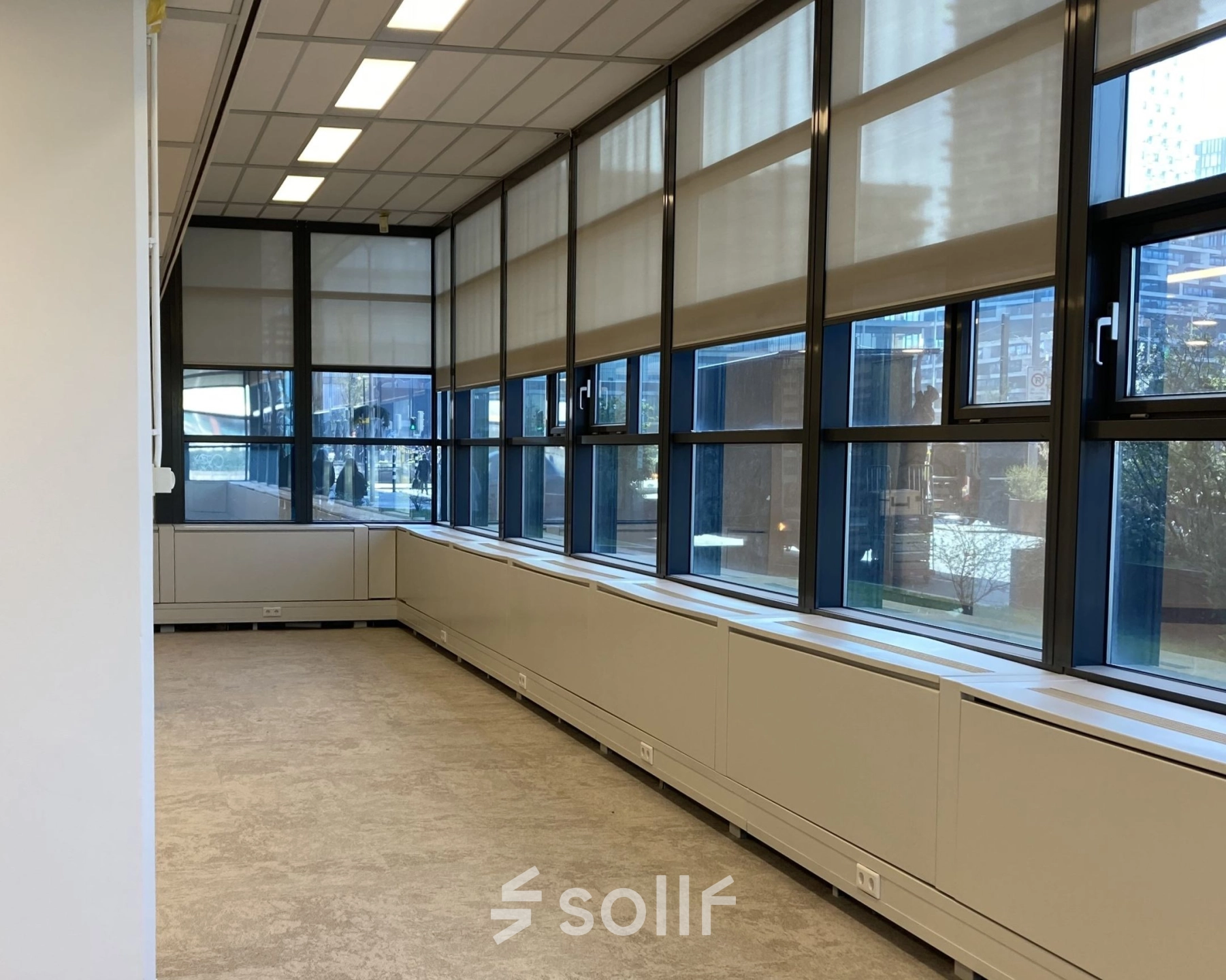 Kantoorruimte huren aan Jaarbeursplein 22 in Utrecht Centraal Station met grote ramen en neutrale vloerbedekking. De lichte ruimte nodigt uit om in te richten naar eigen wensen.