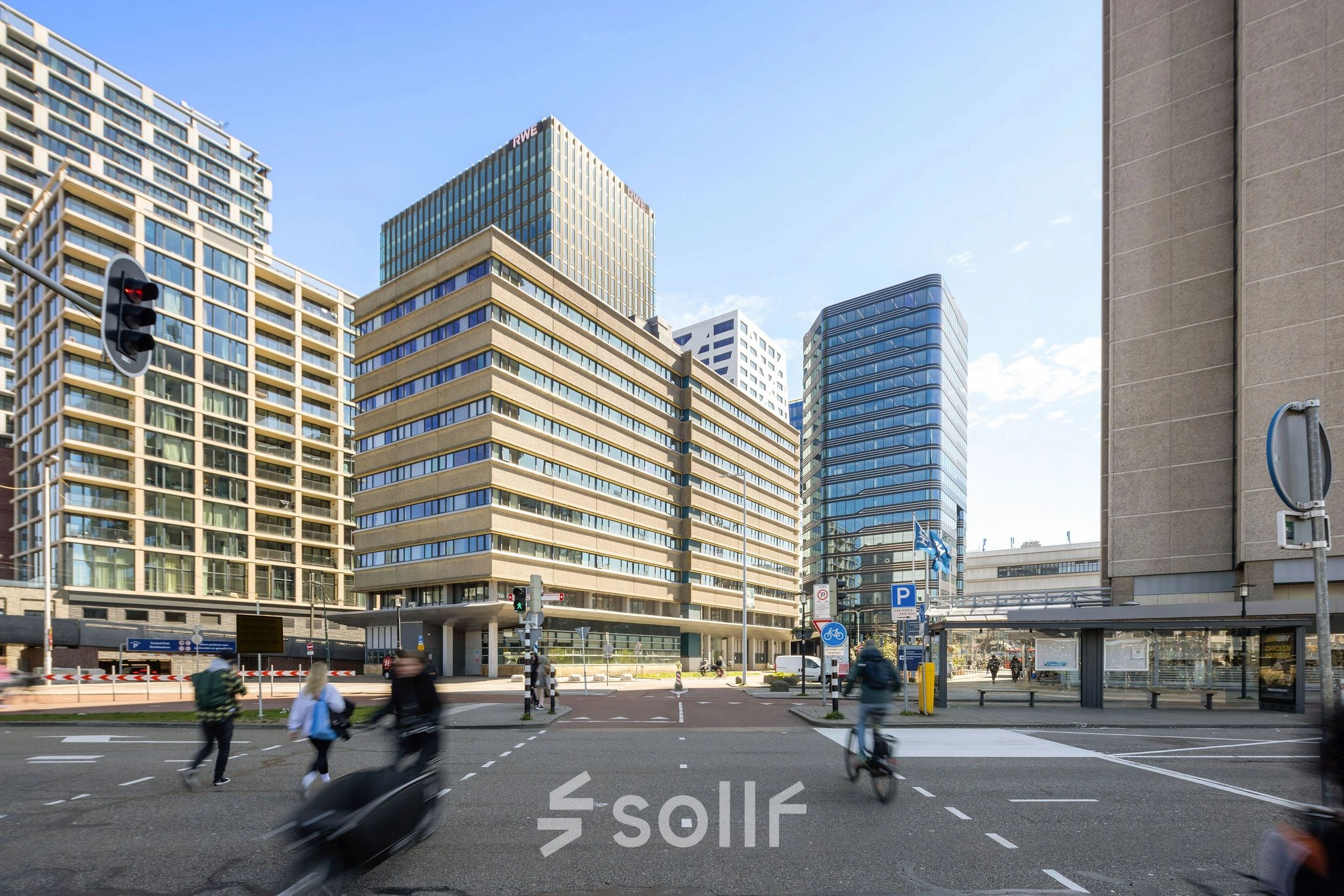 Kantoorpand op Jaarbeursplein 22, Utrecht Centraal Station, met moderne architectuur en druk verkeer op de voorgrond. Ideaal voor kantoorruimte huren.