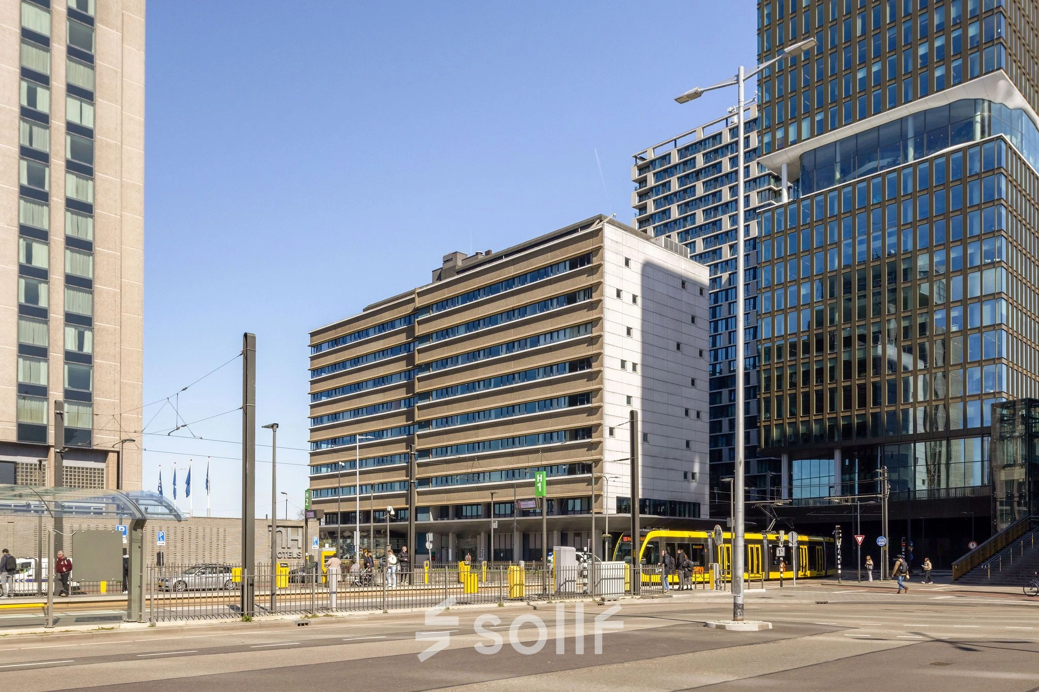 Kantoorgebouwen op Jaarbeursplein 22 bij Utrecht Centraal Station, met moderne architectuur en tramhalte op de voorgrond. Ideaal voor kantoorruimte huren in het centrum van Utrecht.