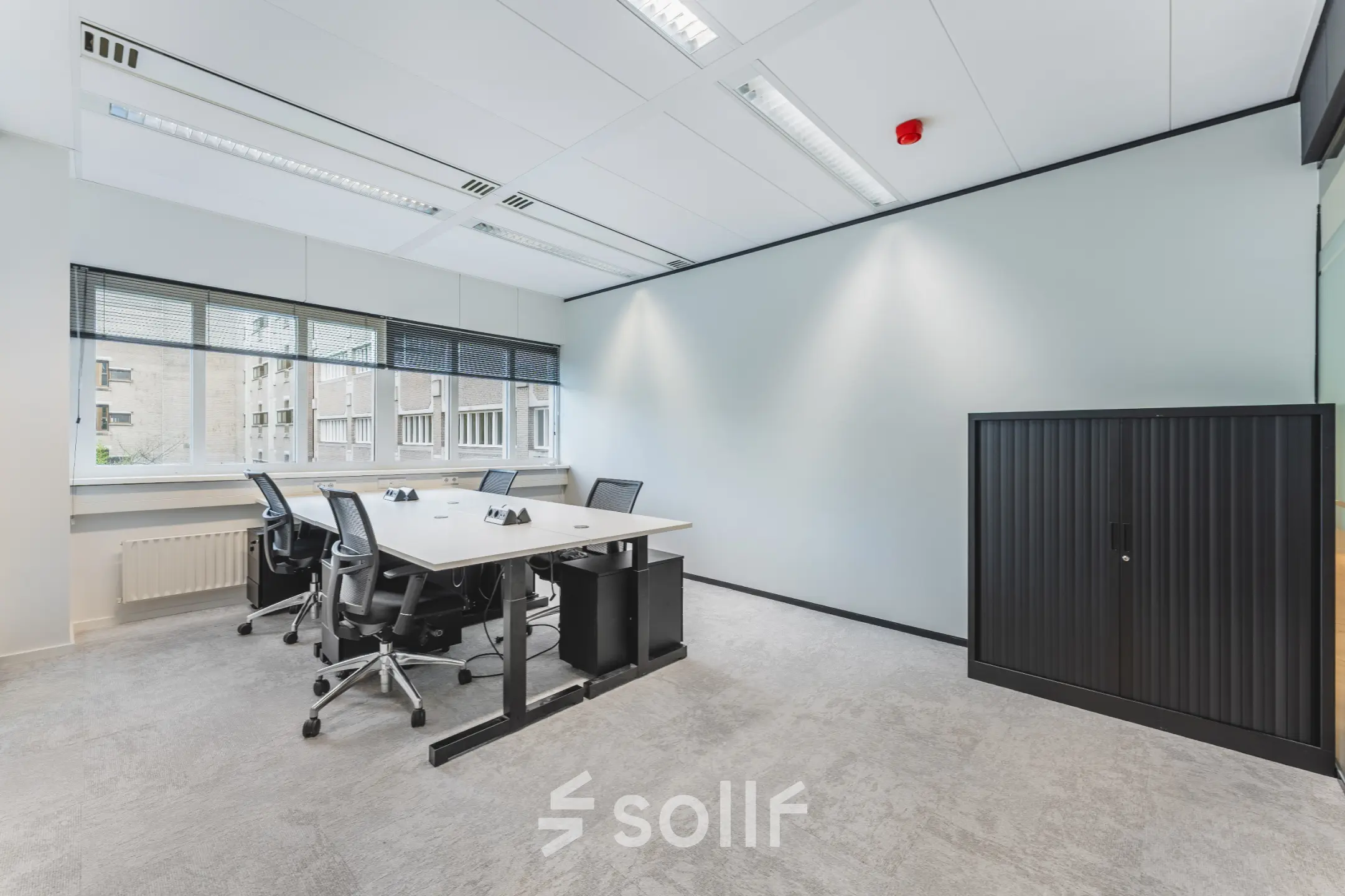 Kantoorruimte huren aan Leidseveer 2-10 in Utrecht Centraal Station. Een moderne en lichte kantoorruimte met enkele bureaus en stoelen, geschikt voor zakelijke activiteiten.