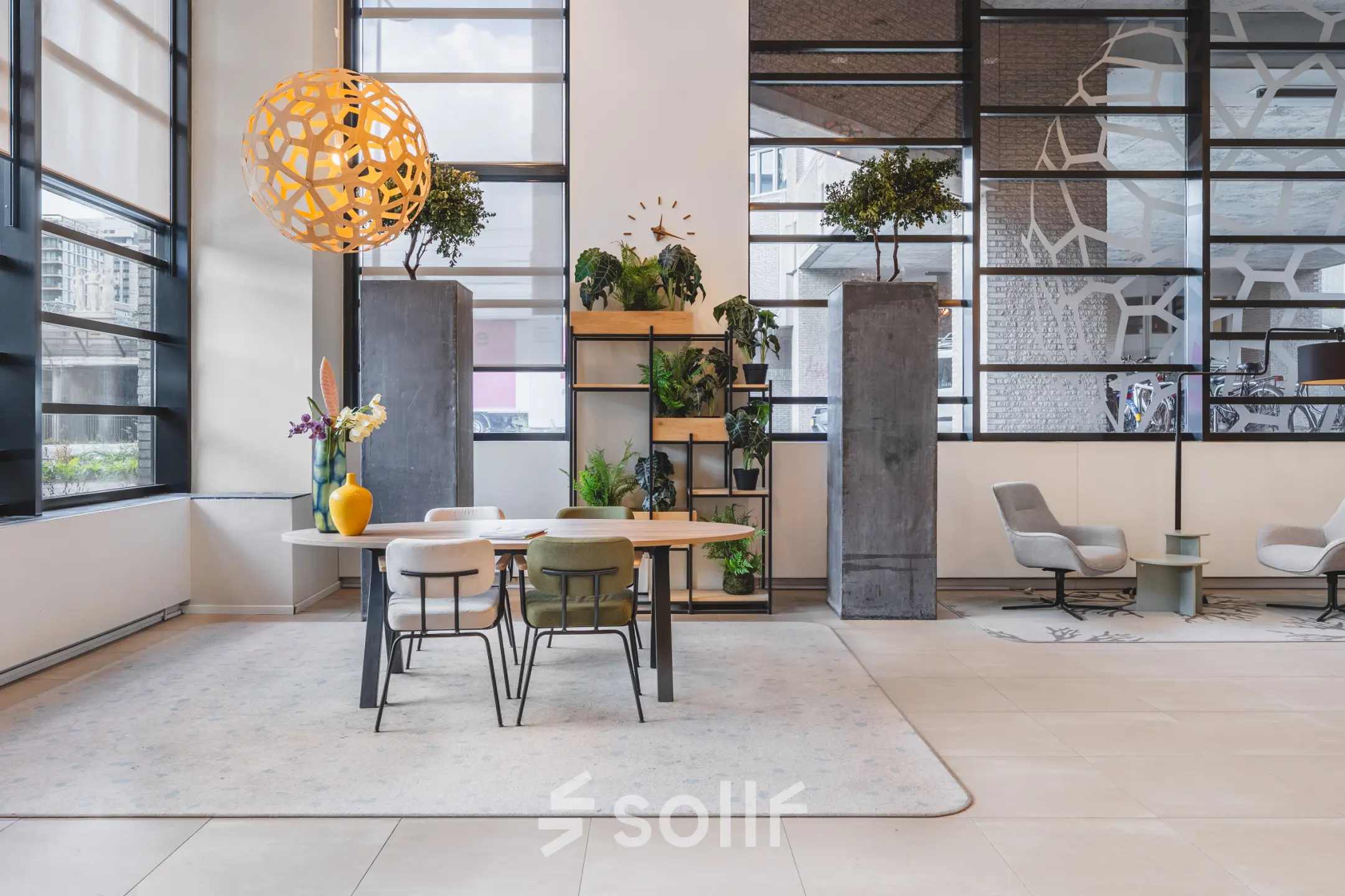 Moderne kantoorruimte in Utrecht Centraal Station met designmeubilair en groene accenten, ideaal voor wie een inspirerende werkplek wil huren.