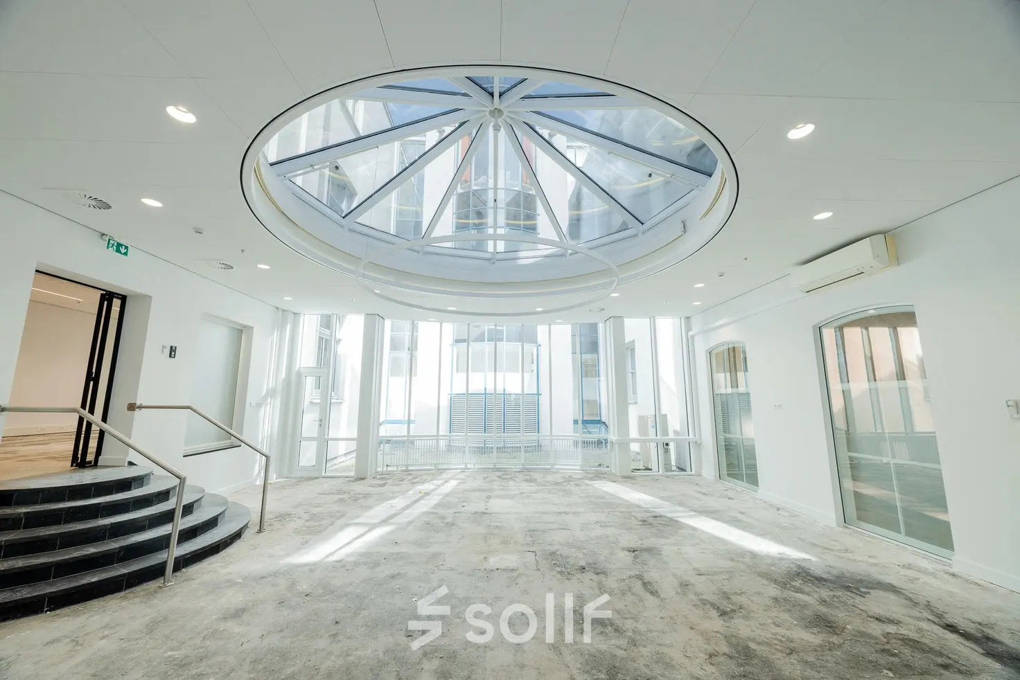 Ruime en lichte kantoorruimte onder een glazen koepel in Moreelsepark 1, Utrecht Centraal Station, ideaal om te huren voor diverse zakelijke activiteiten.