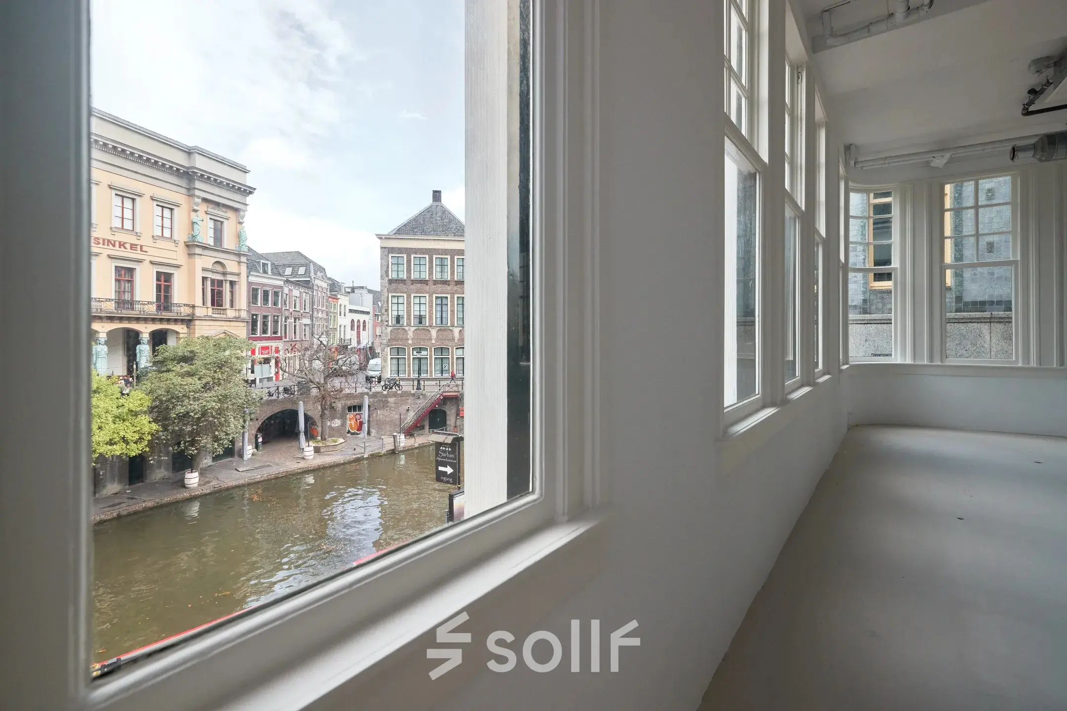 Leeg kantoorpand aan de Oudegracht 161 in Utrecht Centrum met uitzicht op de gracht, geschikt voor kantoorruimte huren.