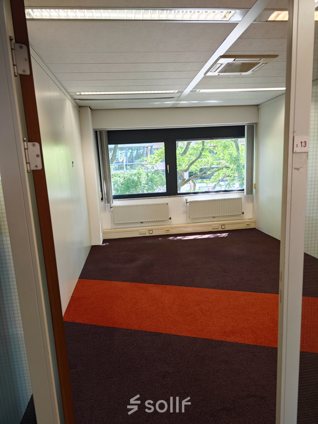 Compacte kantoorruimte te huur met tapijt op Bernadottelaan 13 in Utrecht Kanaleneiland, geschikt voor diverse kantooractiviteiten. Grote ramen voor natuurlijk lichtinval.