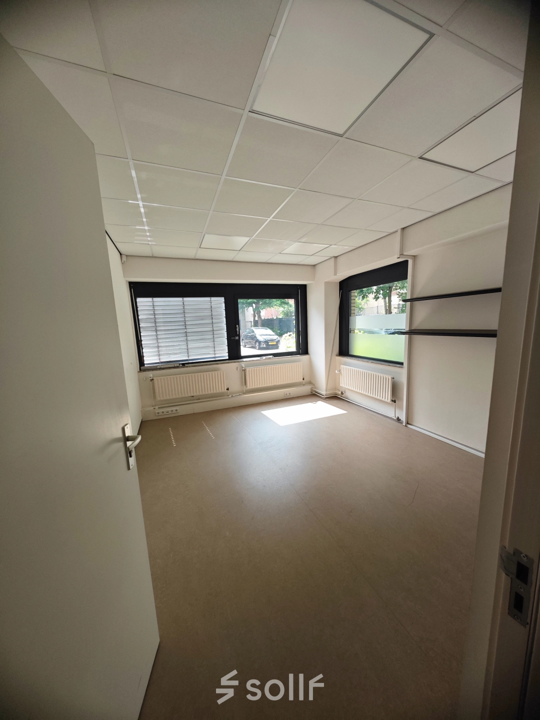 Lege kantoorruimte in Utrecht Kanaleneiland aan de Bernadottelaan 13 met grote ramen die natuurlijk licht binnenlaten.