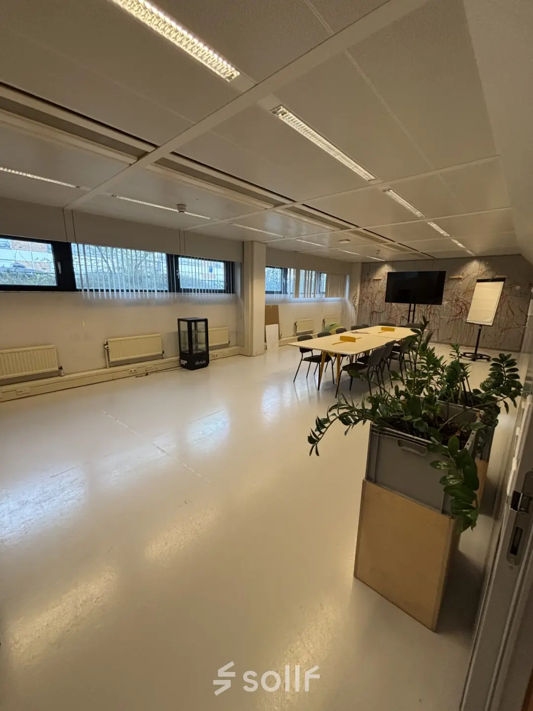 Kantoorruimte op Bernadottelaan 13 in Utrecht Kanaleneiland met grote tafel en stoelen, geschikt voor vergaderingen of werkruimtes huren.