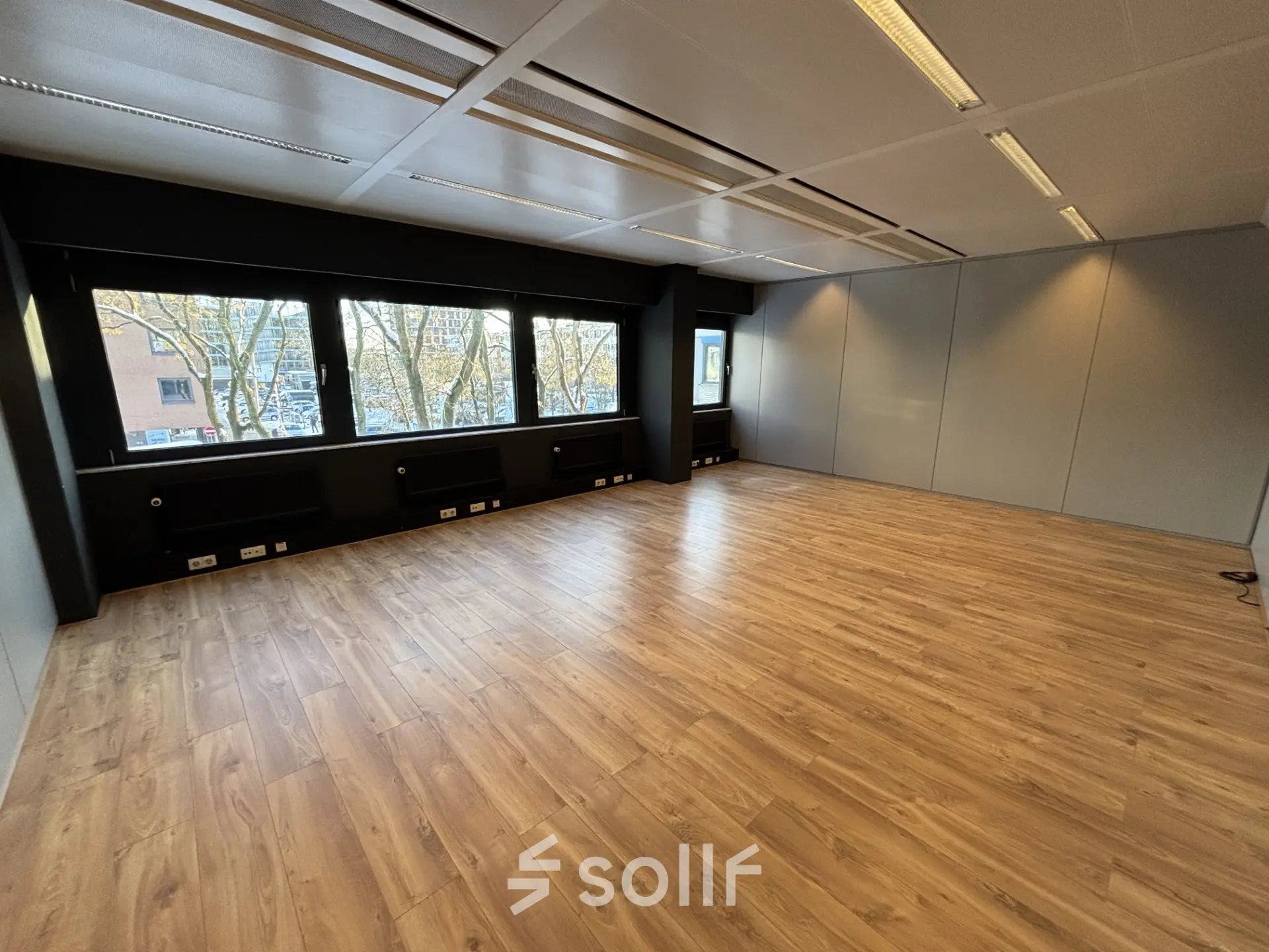 Lichte, ruime kantoorruimte te huur aan de Bernadottelaan 13 in Utrecht Kanaleneiland, met grote ramen en houten vloer, ideaal voor je nieuwe kantoorpand.