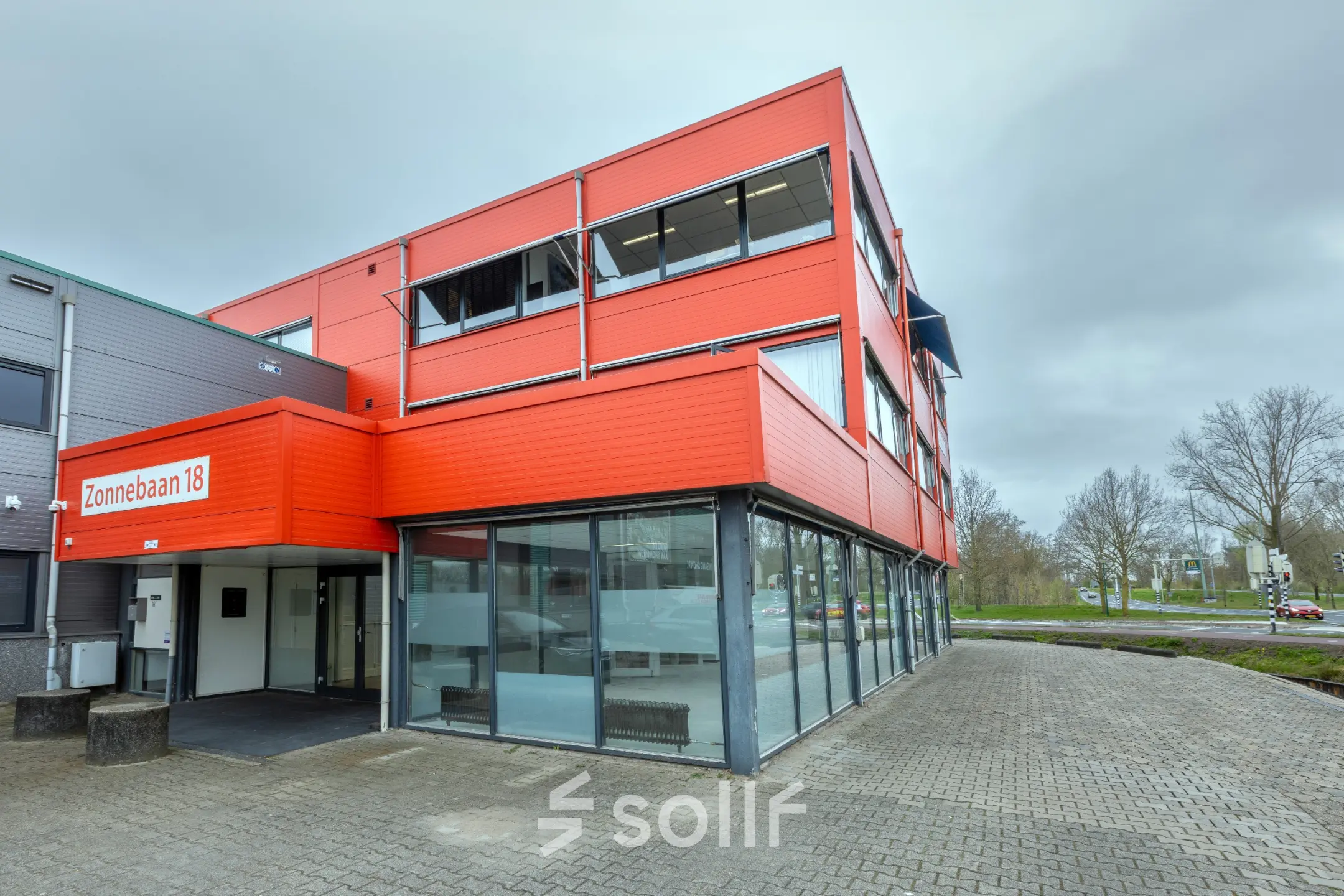 Exterieur van een kantoorpand aan Zonnebaan 18 in Utrecht Lage Weide, ideaal voor kantoorruimte huren.