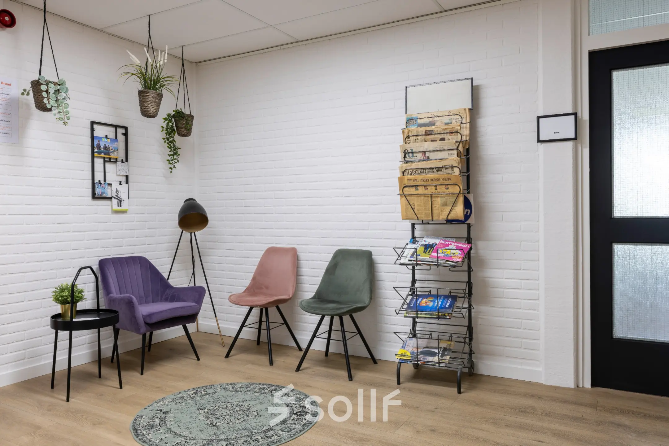 Ontvangstruimte met kleurrijke zitstoelen en staande lamp in kantoorpand op Zonnebaan 18, Utrecht Lage Weide. Ideaal voor wie kantoorruimte wil huren.