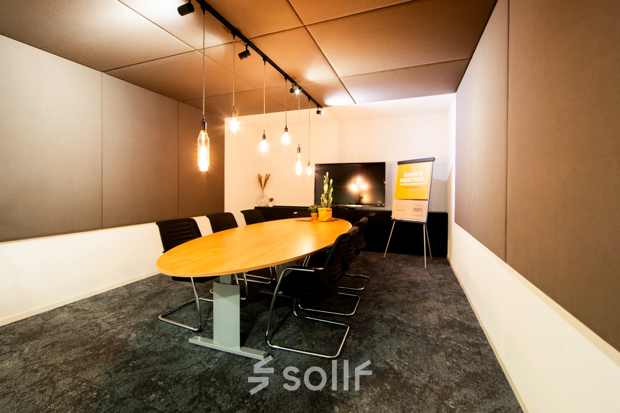 Vergaderruimte met ovale houten tafel, stoelen en hanglampen in Utrecht Leidsche Rijn, geschikt voor kantoorruimte huren.